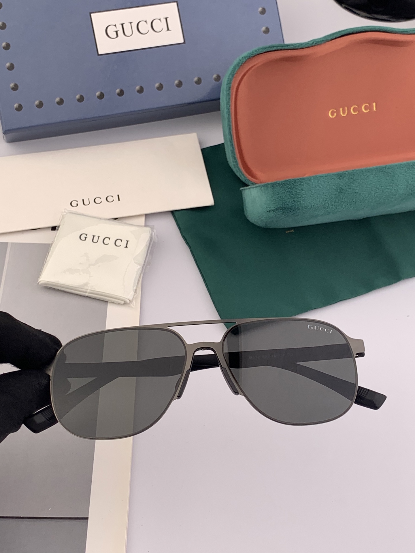         GUCCI 男款炫彩飞行员偏光太阳镜 ❤️材质：高清尼龙加厚卡槽高清偏光镜片 🌹无边框镜