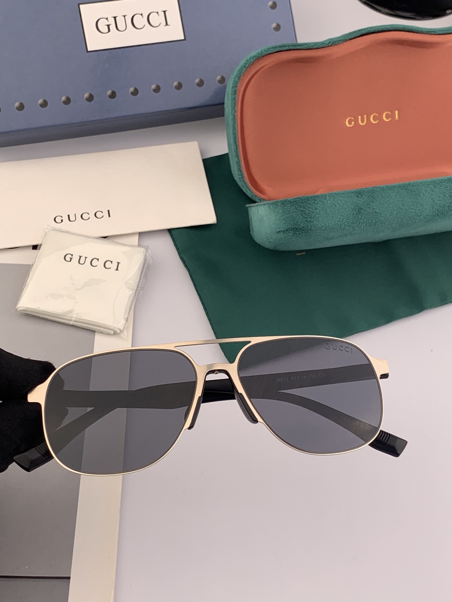         GUCCI 男款炫彩飞行员偏光太阳镜 ❤️材质：高清尼龙加厚卡槽高清偏光镜片 🌹无边框镜