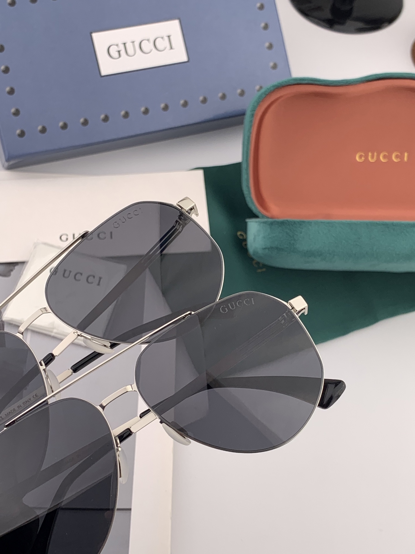        GUCCI 男款炫彩飞行员偏光太阳镜 ❤️材质：高清尼龙加厚卡槽高清偏光镜片 🌹无边框镜架