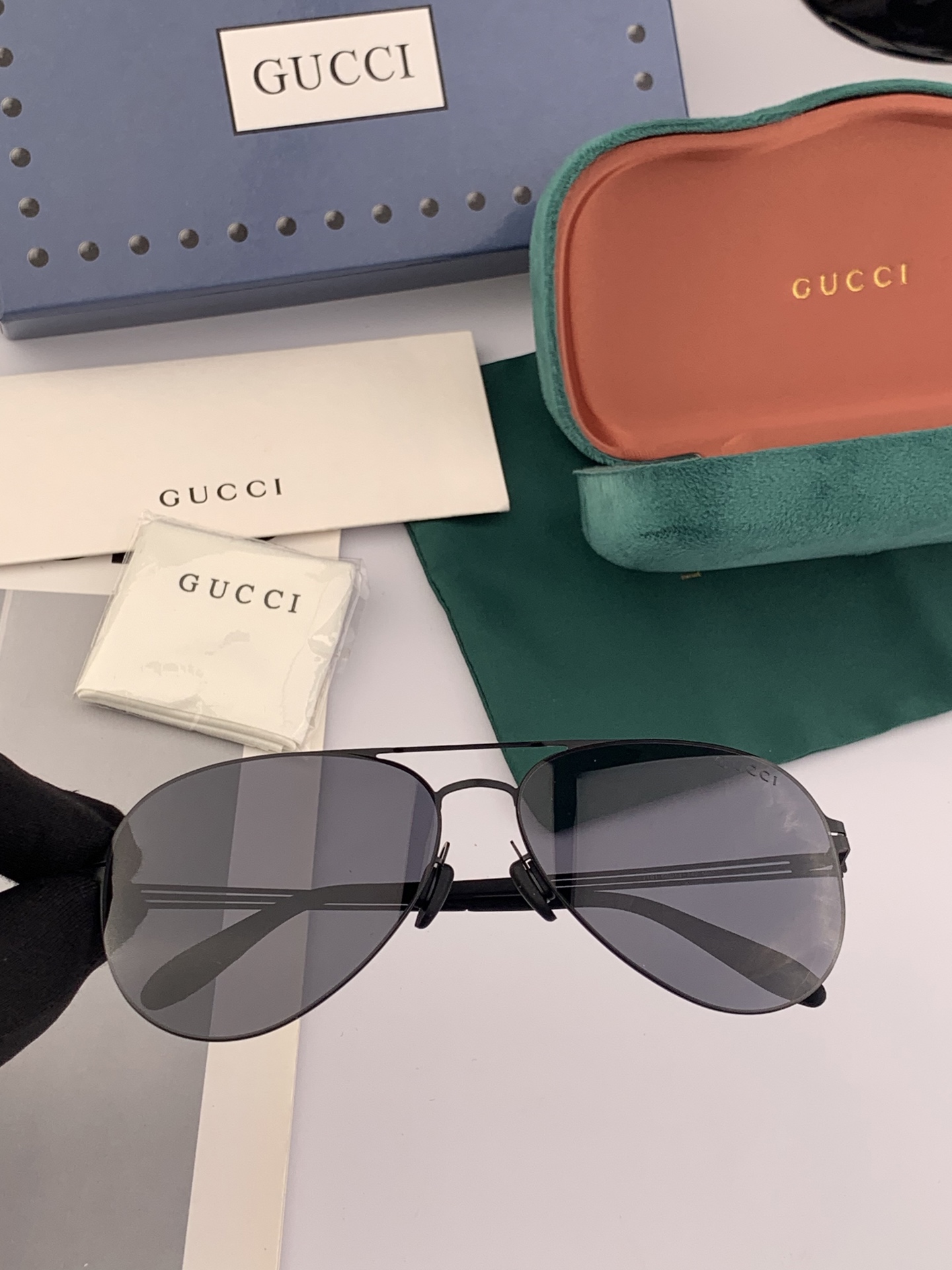 ♦️ GUCCI 2025新款男女情侣款太阳镜iP电镀永不褪色 超轻超有弹性整幅眼镜无螺丝重要的是压不坏