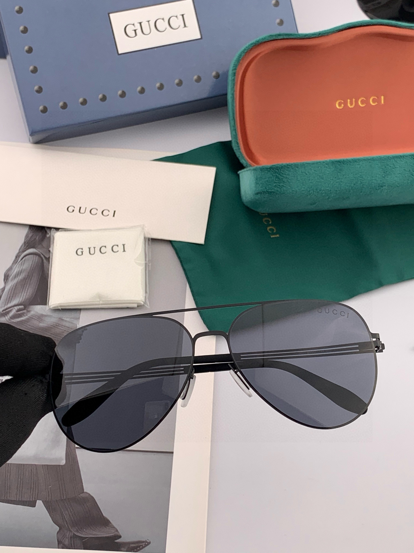      GUCC* 2025新款男女情侣款太阳iP电镀永不褪色 卖点：超轻超有弹性整幅眼镜无螺丝重要的