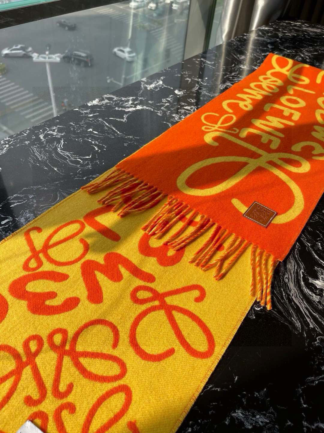  LOE涂鸦提花双面围巾，此款一出，即是爆款！但同时市面上也出现了无数版本。别人的货不谈，各有各路。只介