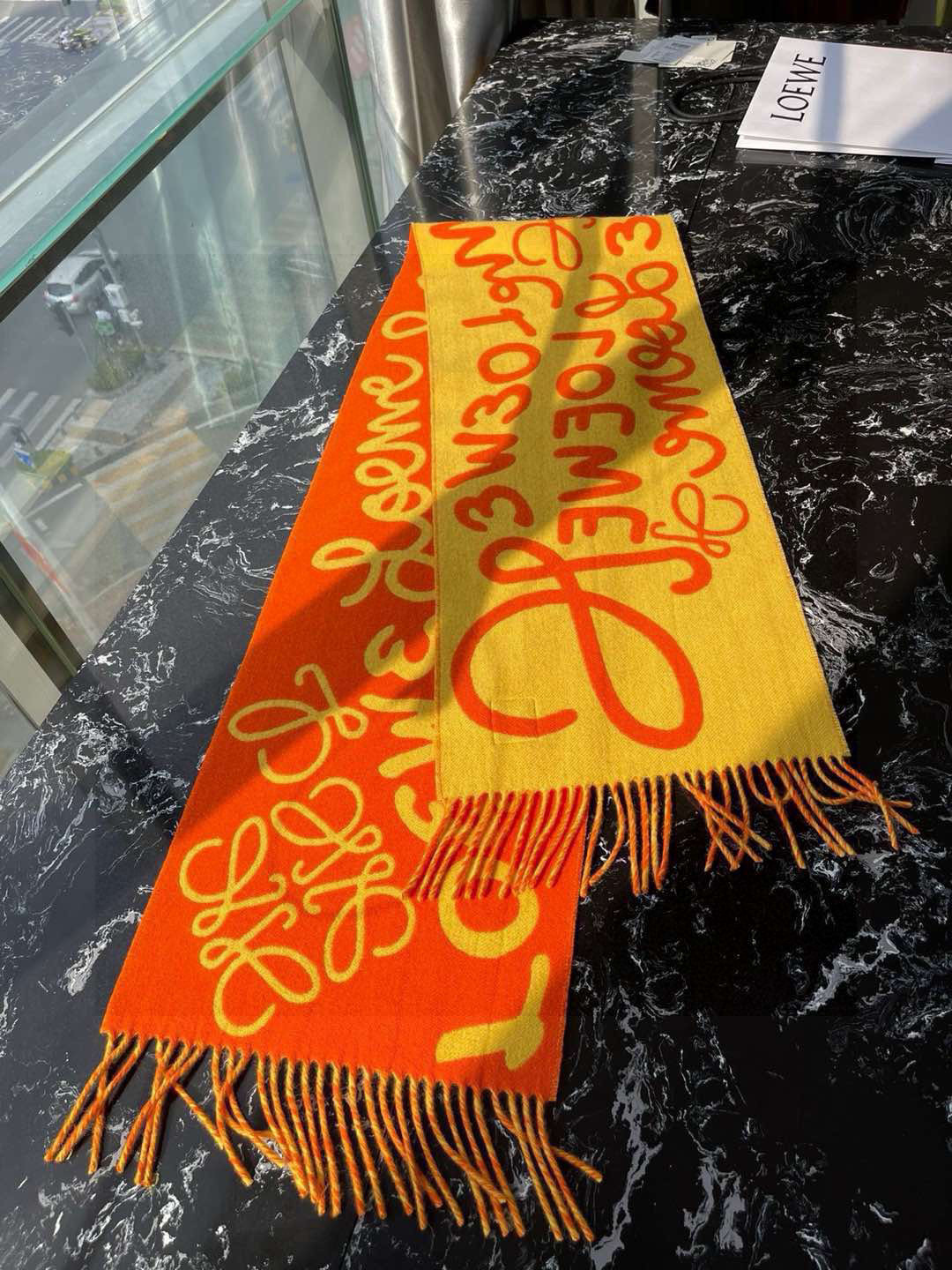  LOE涂鸦提花双面围巾，此款一出，即是爆款！但同时市面上也出现了无数版本。别人的货不谈，各有各路。只介