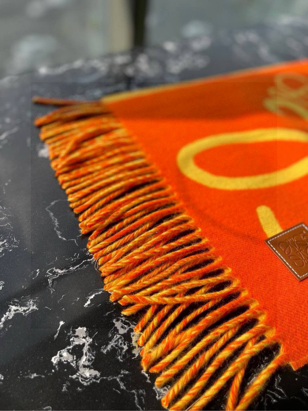  LOE涂鸦提花双面围巾，此款一出，即是爆款！但同时市面上也出现了无数版本。别人的货不谈，各有各路。只介