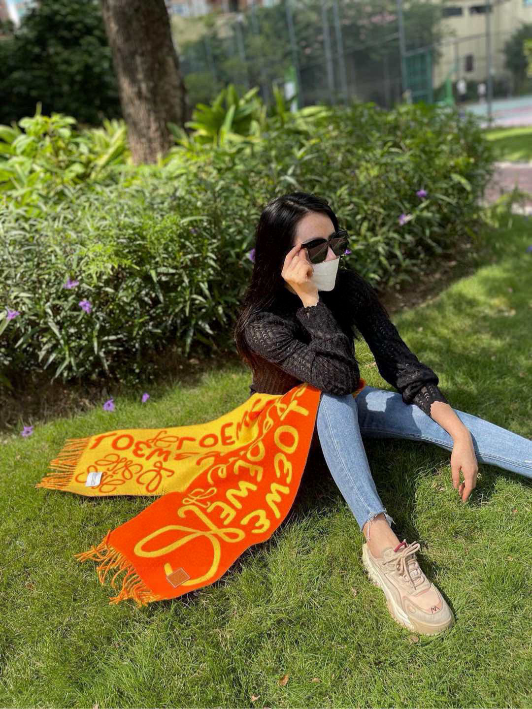  LOE涂鸦提花双面围巾，此款一出，即是爆款！但同时市面上也出现了无数版本。别人的货不谈，各有各路。只介