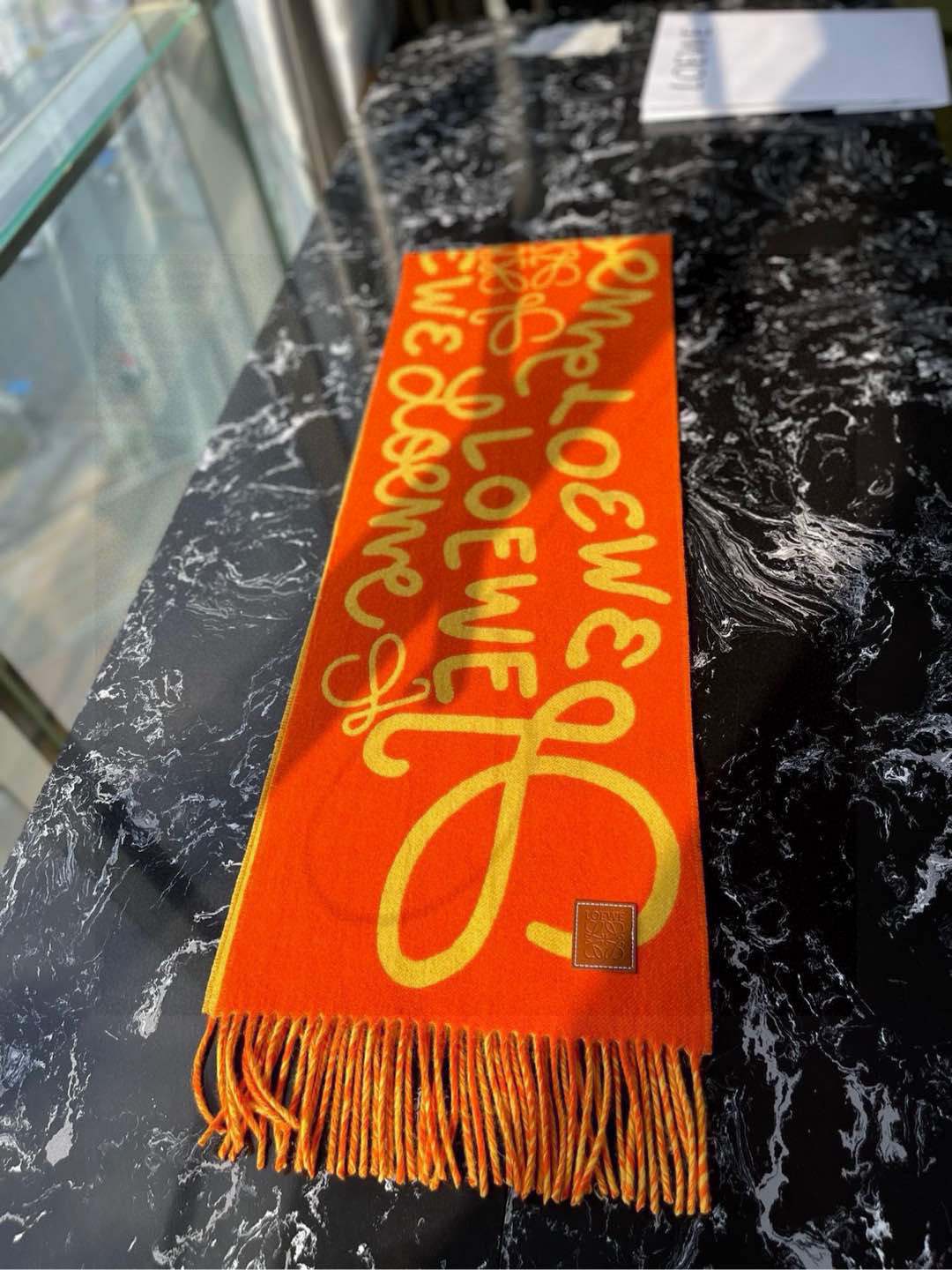  LOE涂鸦提花双面围巾，此款一出，即是爆款！但同时市面上也出现了无数版本。别人的货不谈，各有各路。只介