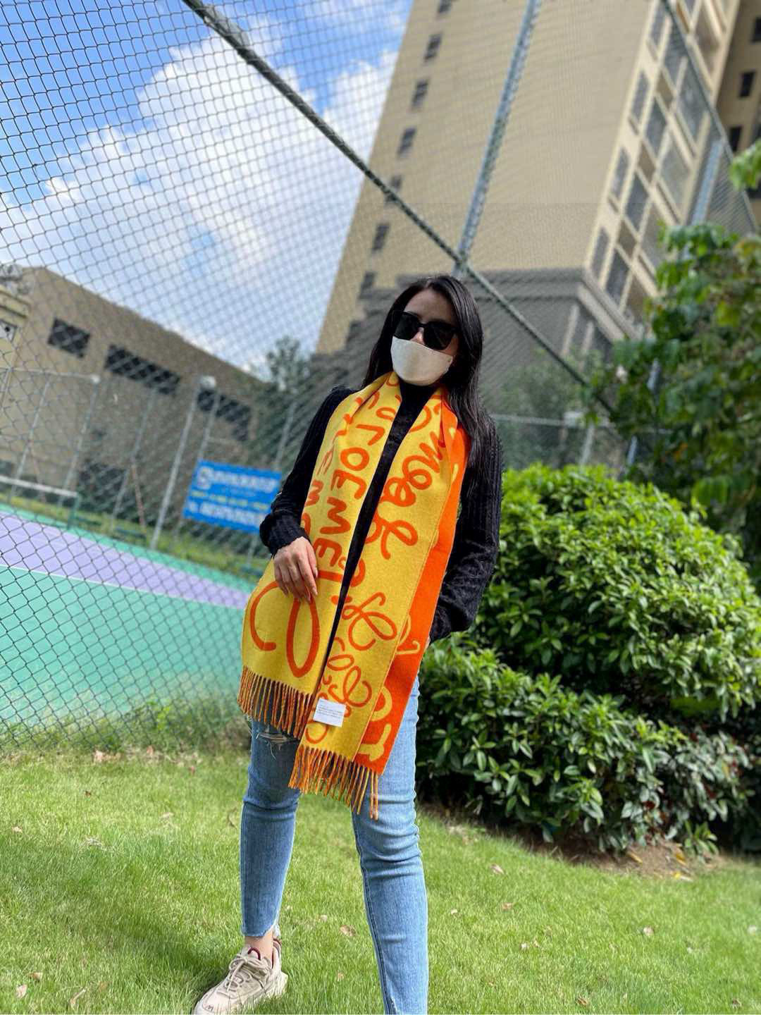  LOE涂鸦提花双面围巾，此款一出，即是爆款！但同时市面上也出现了无数版本。别人的货不谈，各有各路。只介