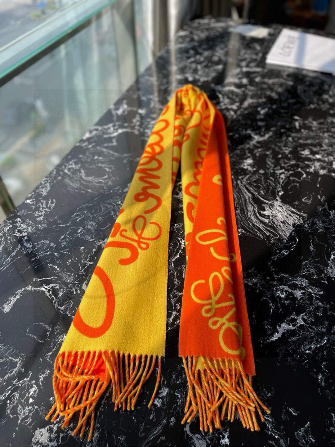  LOE涂鸦提花双面围巾，此款一出，即是爆款！但同时市面上也出现了无数版本。别人的货不谈，各有各路。只介