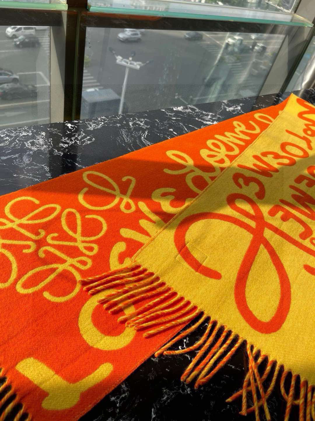  LOE涂鸦提花双面围巾，此款一出，即是爆款！但同时市面上也出现了无数版本。别人的货不谈，各有各路。只介