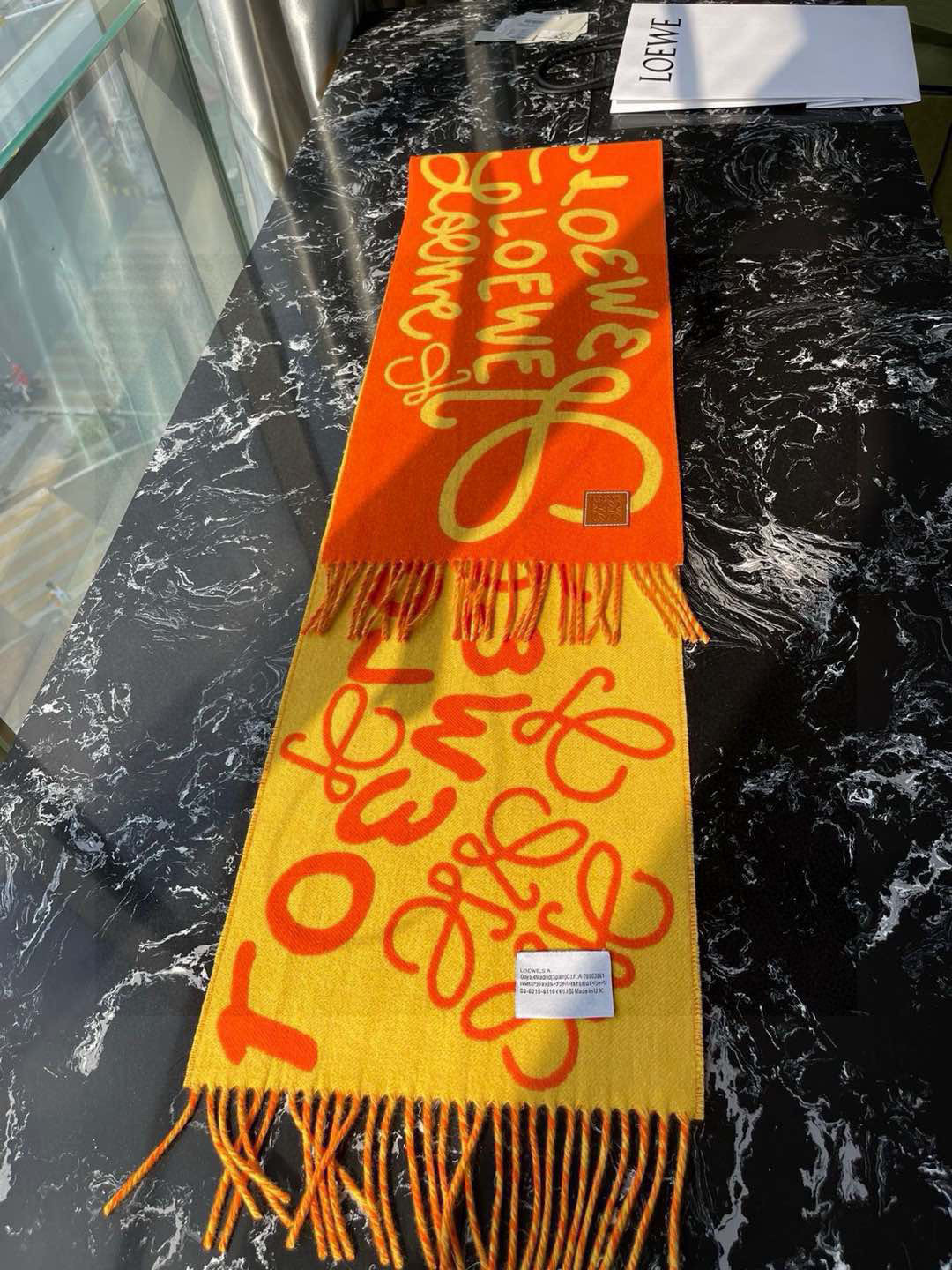  LOE涂鸦提花双面围巾，此款一出，即是爆款！但同时市面上也出现了无数版本。别人的货不谈，各有各路。只介