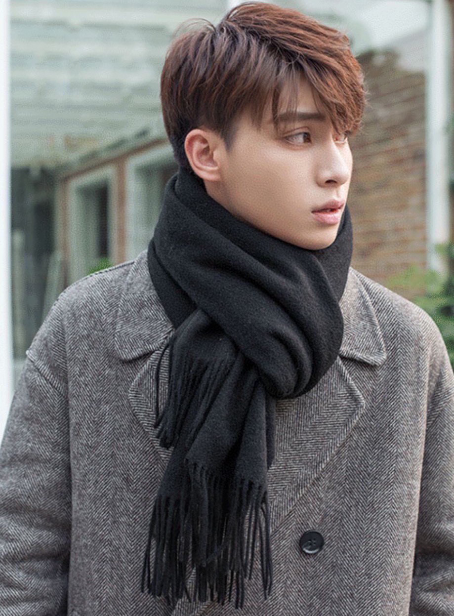   普拉达（PRADA）最新情侣款围巾 大方 简约 是成功男士不二追求 经典图案搭配LOGO设计 时尚色