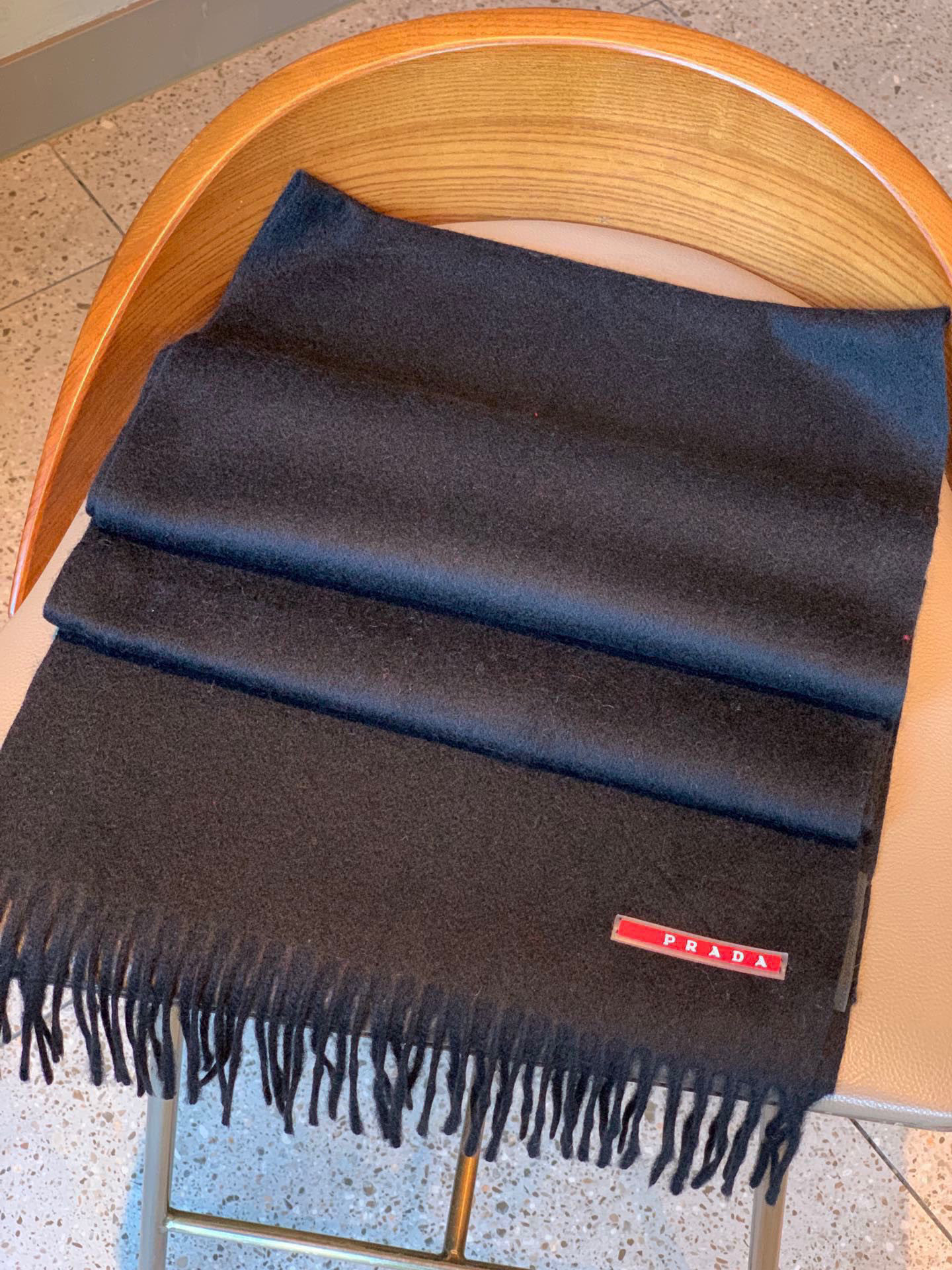   普拉达（PRADA）最新情侣款围巾 大方 简约 是成功男士不二追求 经典图案搭配LOGO设计 时尚色