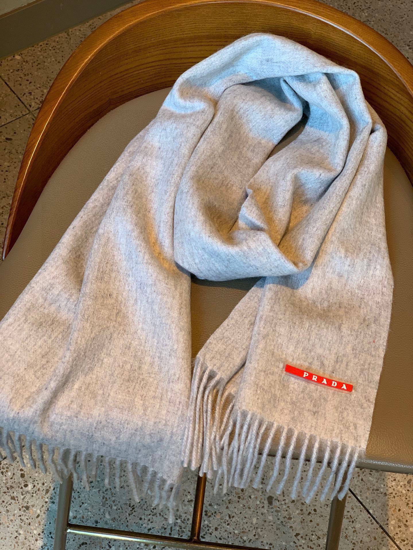   普拉达（PRADA）最新情侣款围巾 大方 简约 是成功男士不二追求 经典图案搭配LOGO设计 时尚色