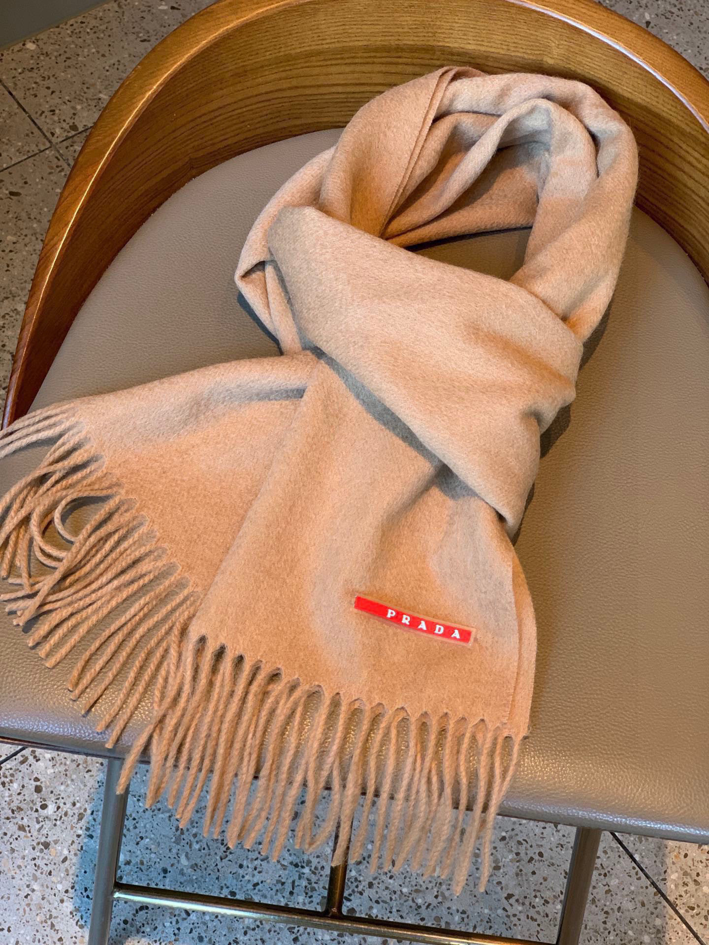   普拉达（PRADA）最新情侣款围巾 大方 简约 是成功男士不二追求 经典图案搭配LOGO设计 时尚色