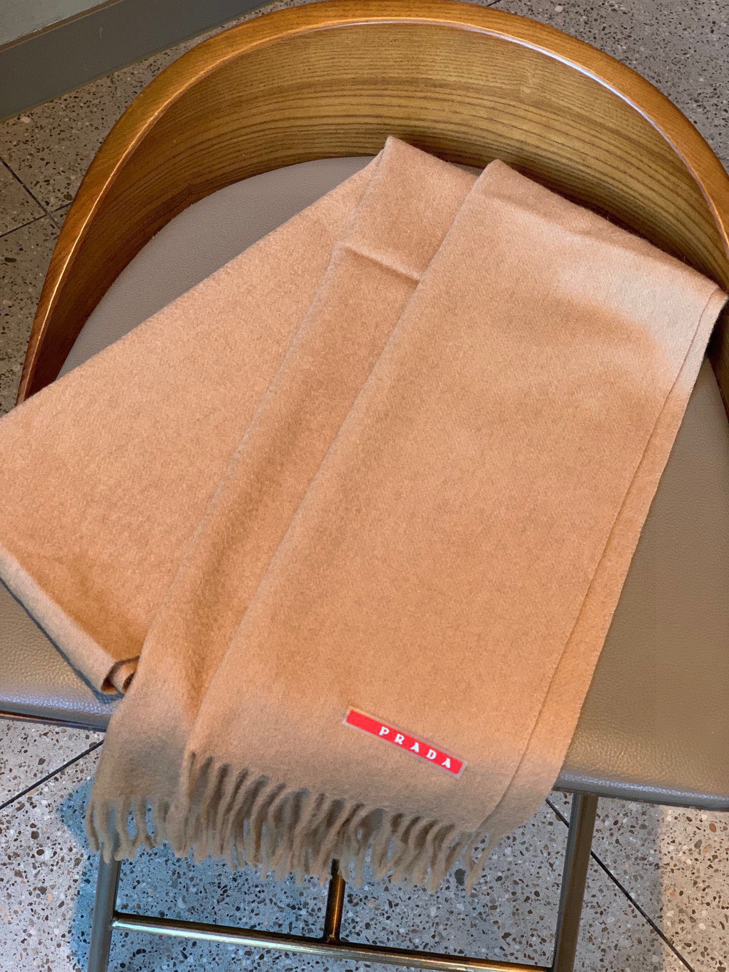   普拉达（PRADA）最新情侣款围巾 大方 简约 是成功男士不二追求 经典图案搭配LOGO设计 时尚色