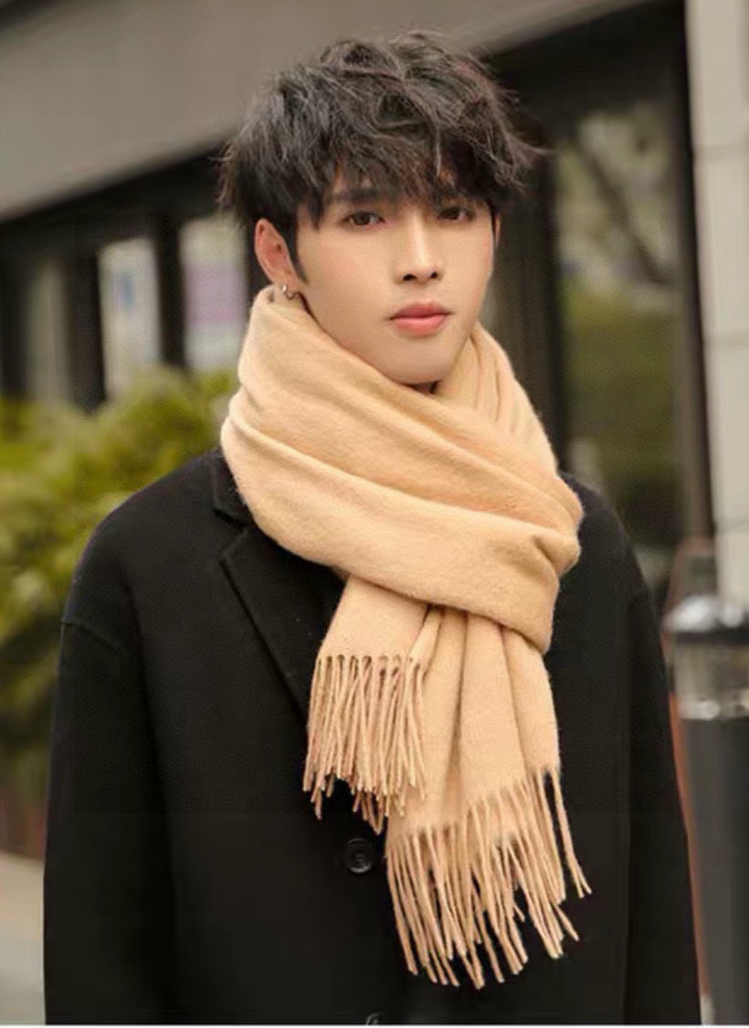   普拉达（PRADA）最新情侣款围巾 大方 简约 是成功男士不二追求 经典图案搭配LOGO设计 时尚色