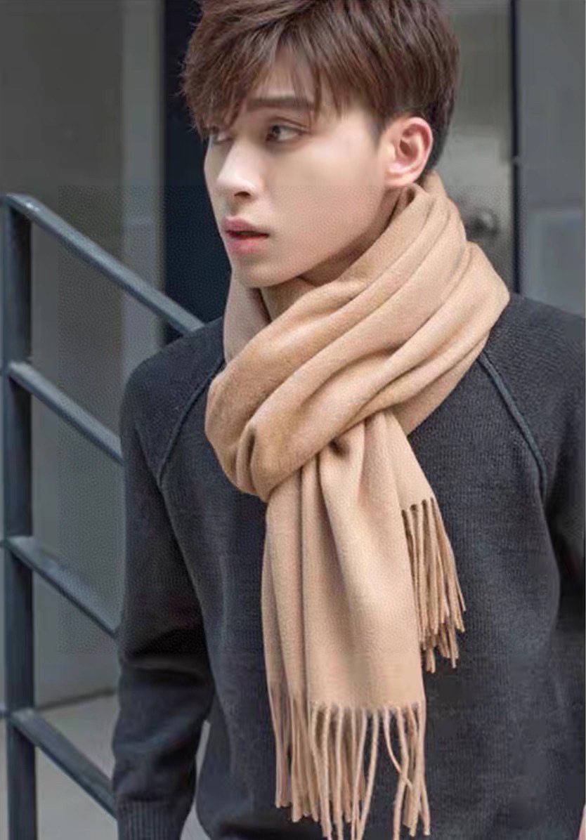   普拉达（PRADA）最新情侣款围巾 大方 简约 是成功男士不二追求 经典图案搭配LOGO设计 时尚色