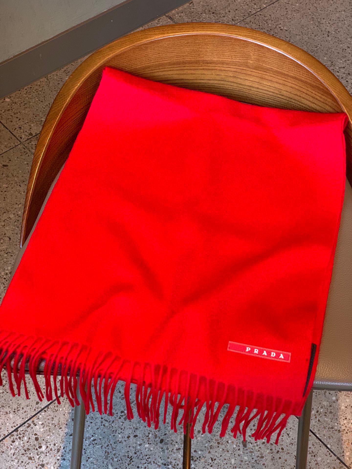   普拉达（PRADA）最新情侣款围巾 大方 简约 是成功男士不二追求 经典图案搭配LOGO设计 时尚色