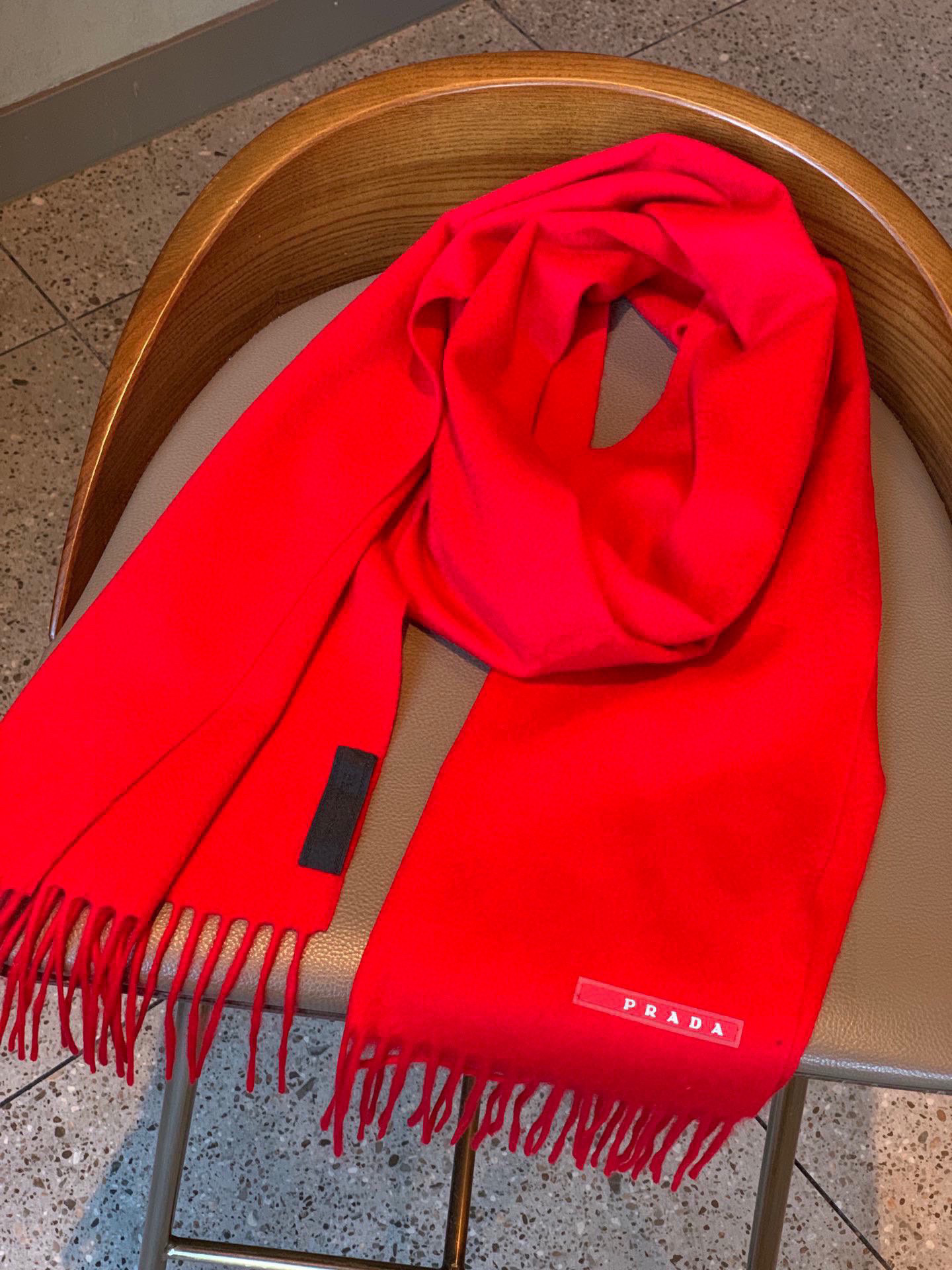   普拉达（PRADA）最新情侣款围巾 大方 简约 是成功男士不二追求 经典图案搭配LOGO设计 时尚色