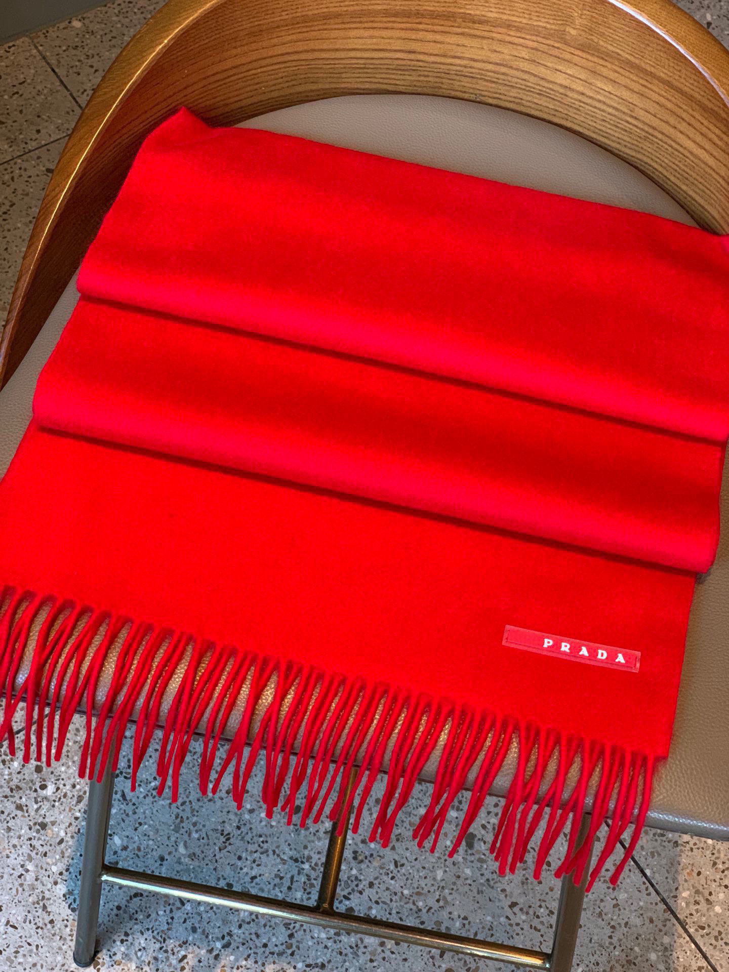   普拉达（PRADA）最新情侣款围巾 大方 简约 是成功男士不二追求 经典图案搭配LOGO设计 时尚色