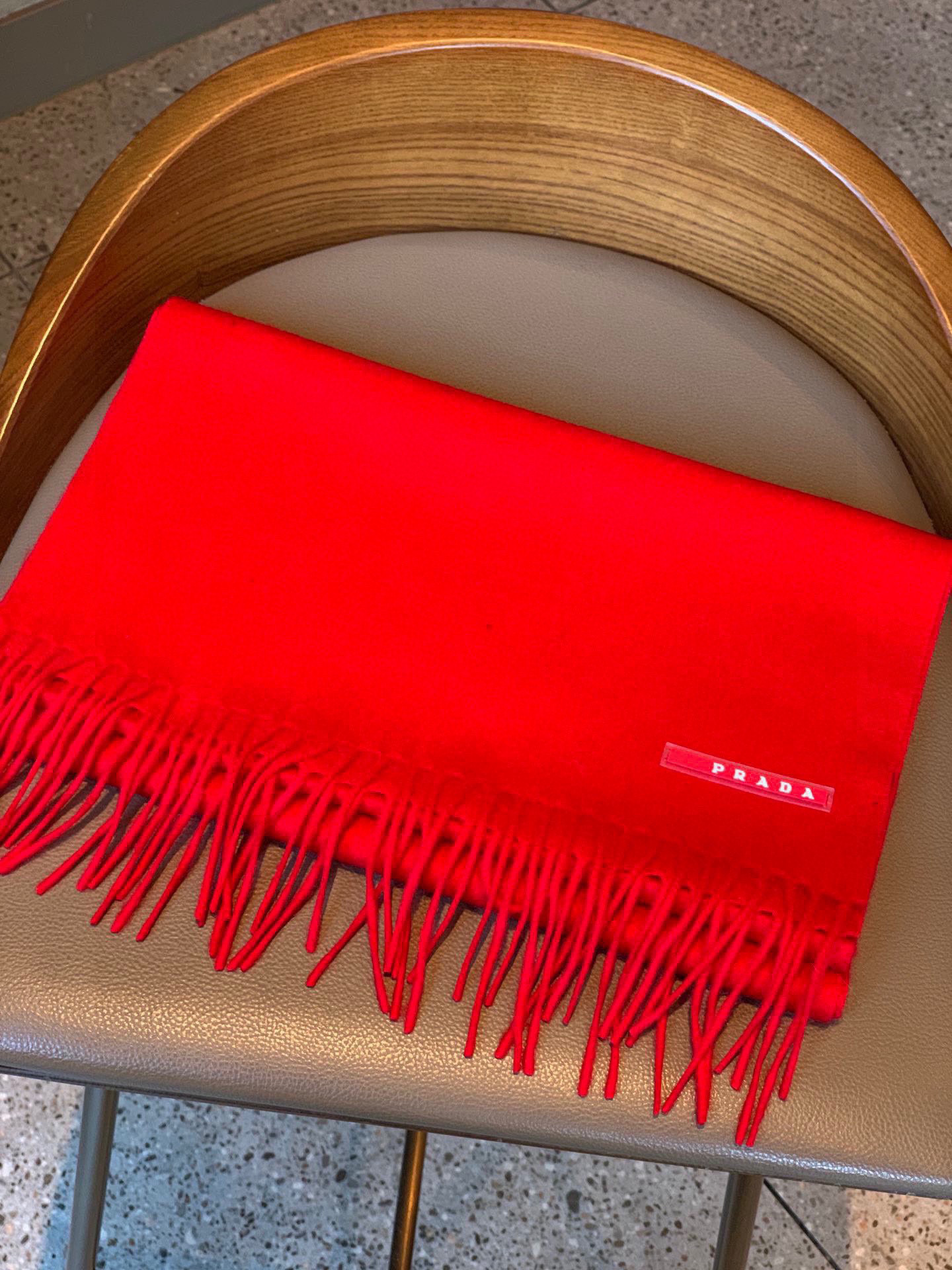   普拉达（PRADA）最新情侣款围巾 大方 简约 是成功男士不二追求 经典图案搭配LOGO设计 时尚色