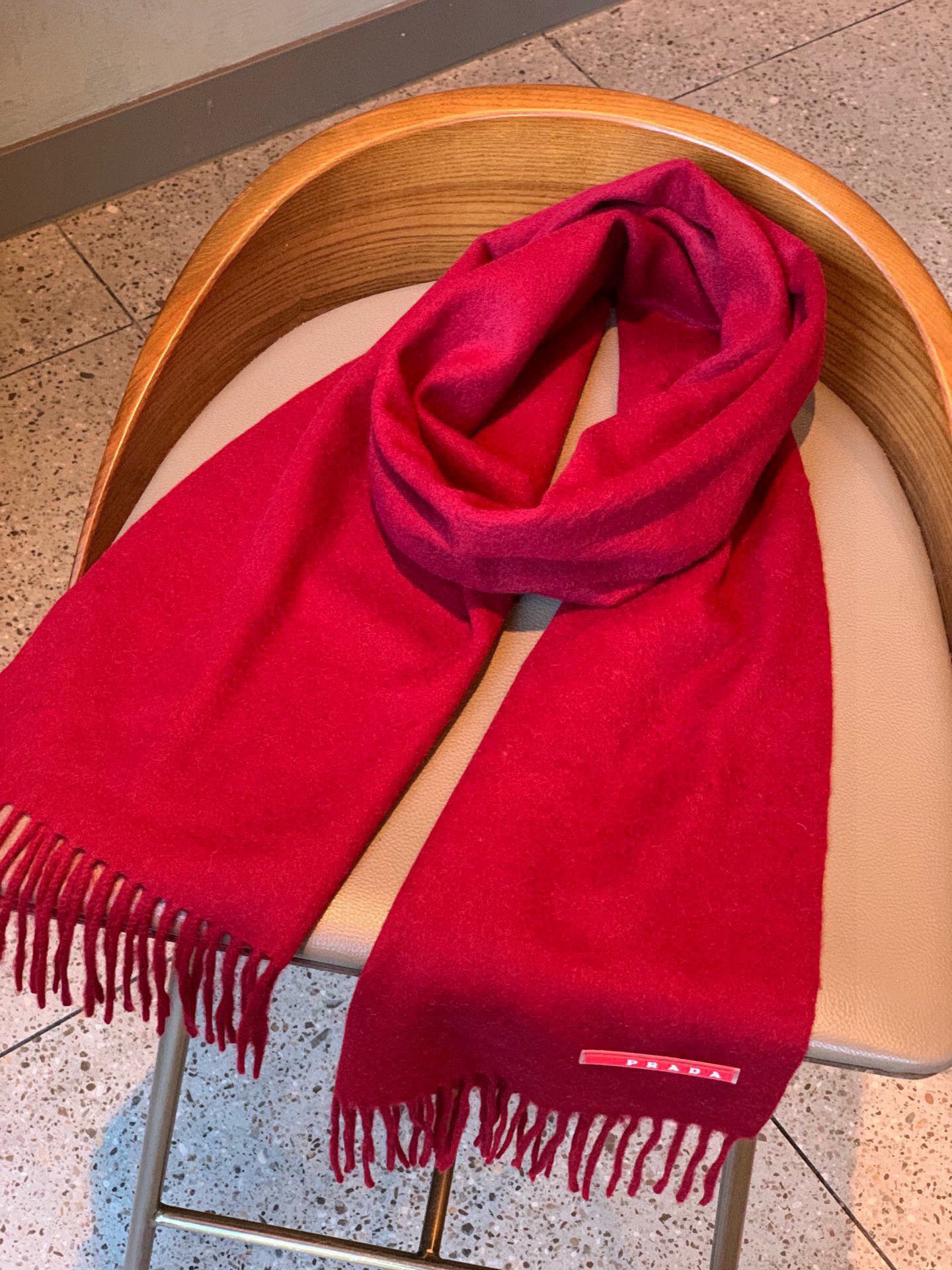   普拉达（PRADA）最新情侣款围巾 大方 简约 是成功男士不二追求 经典图案搭配LOGO设计 时尚色