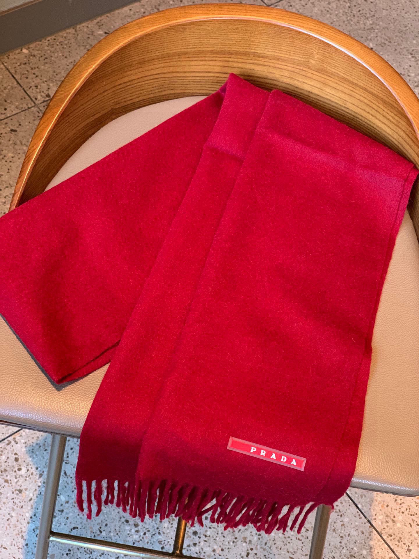   普拉达（PRADA）最新情侣款围巾 大方 简约 是成功男士不二追求 经典图案搭配LOGO设计 时尚色