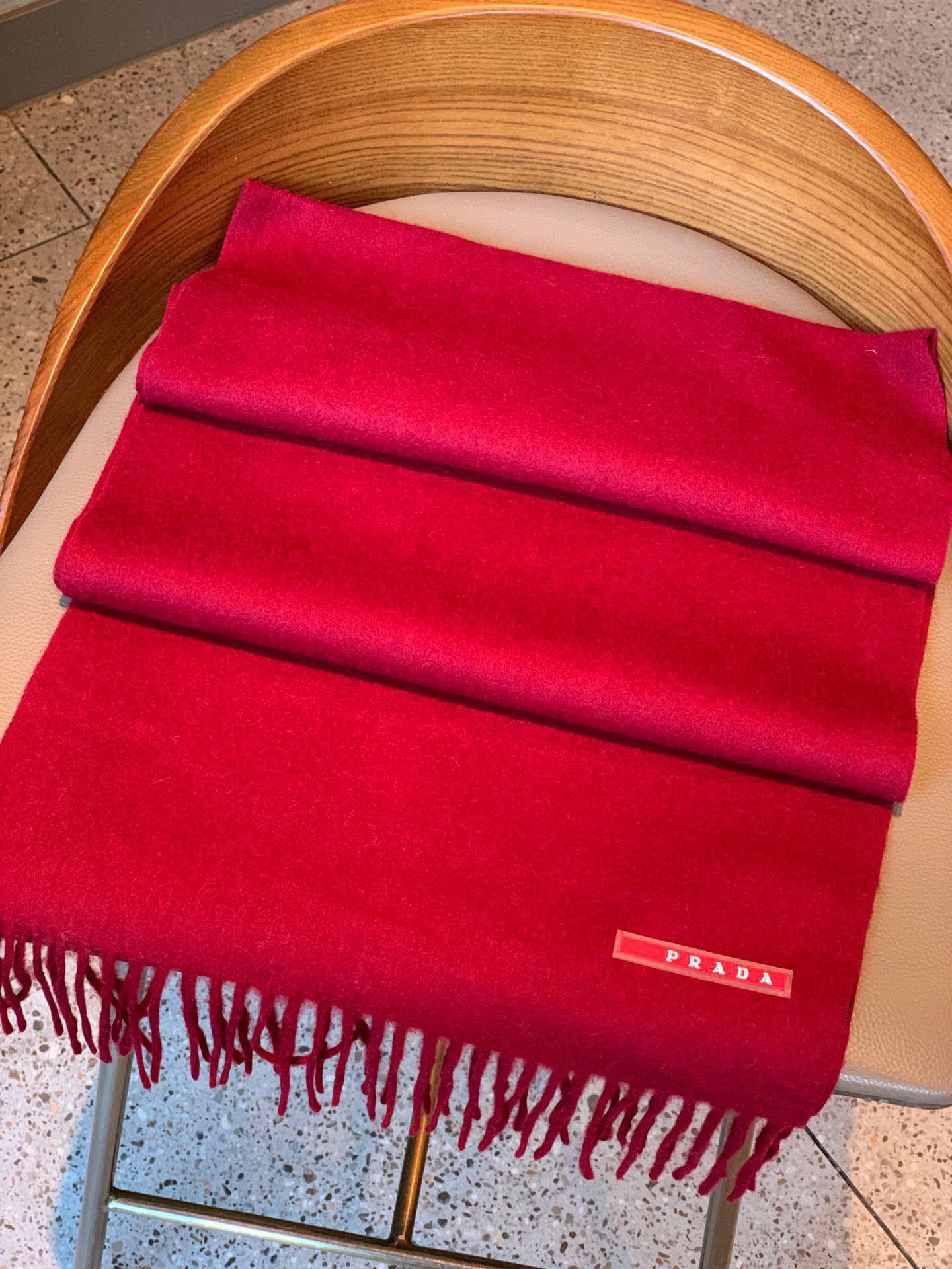   普拉达（PRADA）最新情侣款围巾 大方 简约 是成功男士不二追求 经典图案搭配LOGO设计 时尚色