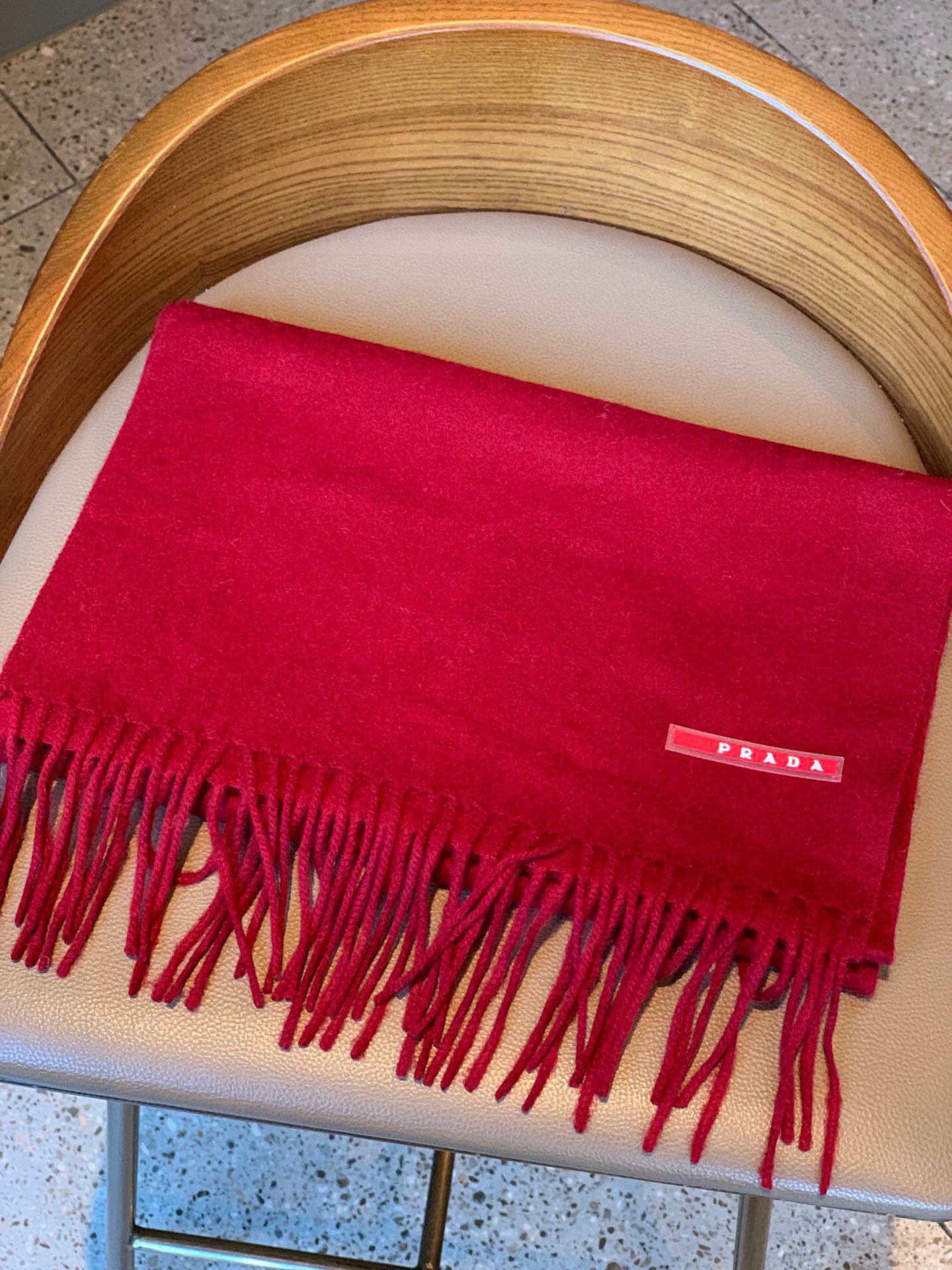   普拉达（PRADA）最新情侣款围巾 大方 简约 是成功男士不二追求 经典图案搭配LOGO设计 时尚色