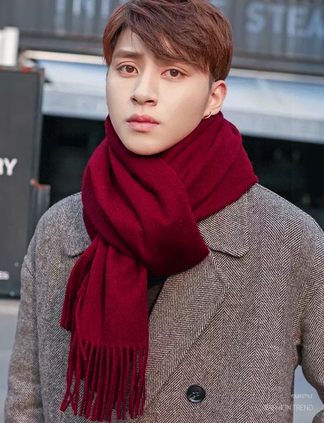   普拉达（PRADA）最新情侣款围巾 大方 简约 是成功男士不二追求 经典图案搭配LOGO设计 时尚色