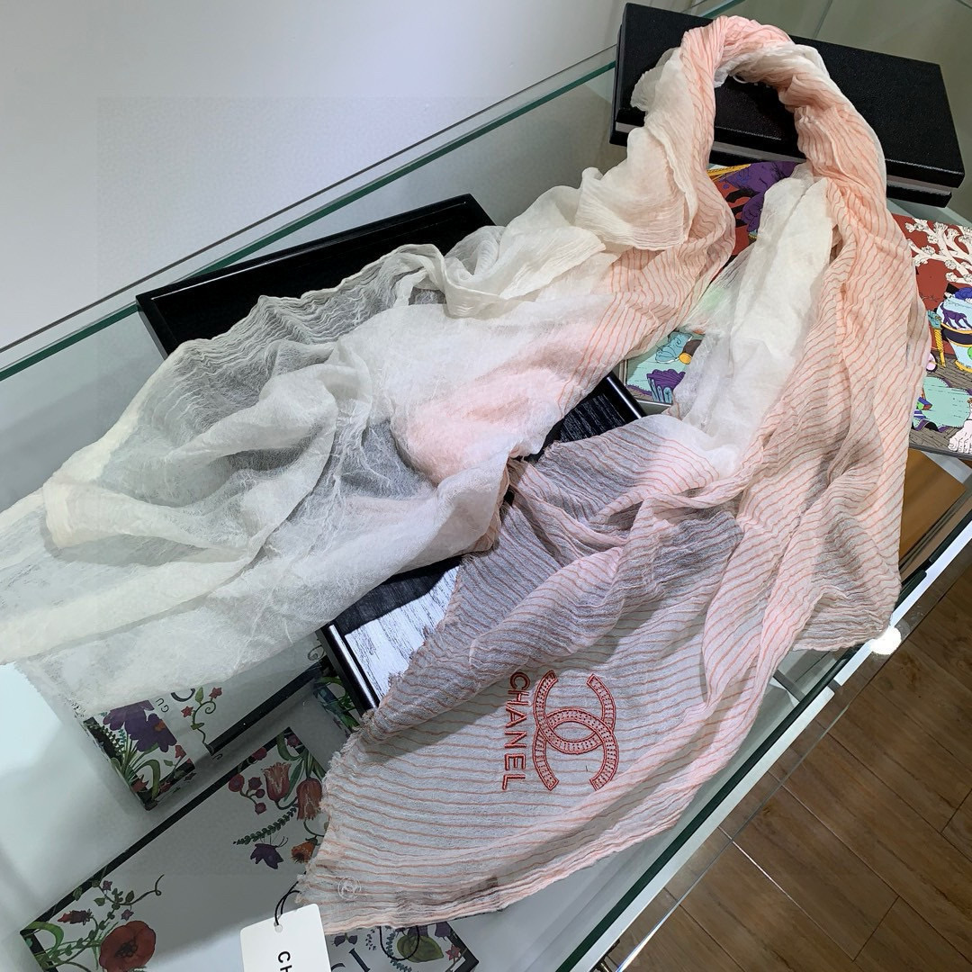 小香新款来袭【双C轻盈条纹】羊绒长巾‼️抢‼️VIP推荐 ‼️👍下手一定要快【高端 大爱 ‼️顶级300