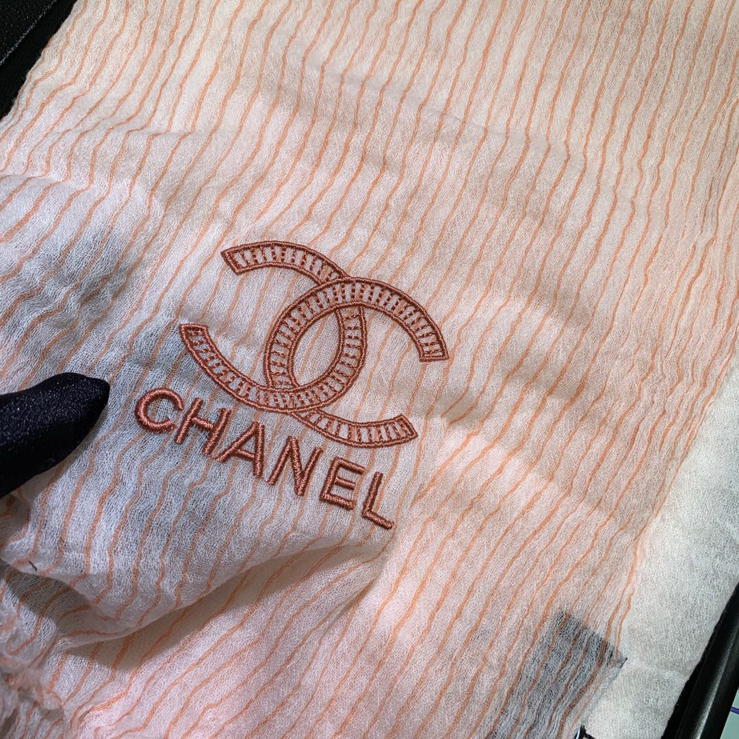 小香新款来袭【双C轻盈条纹】羊绒长巾‼️抢‼️VIP推荐 ‼️👍下手一定要快【高端 大爱 ‼️顶级300