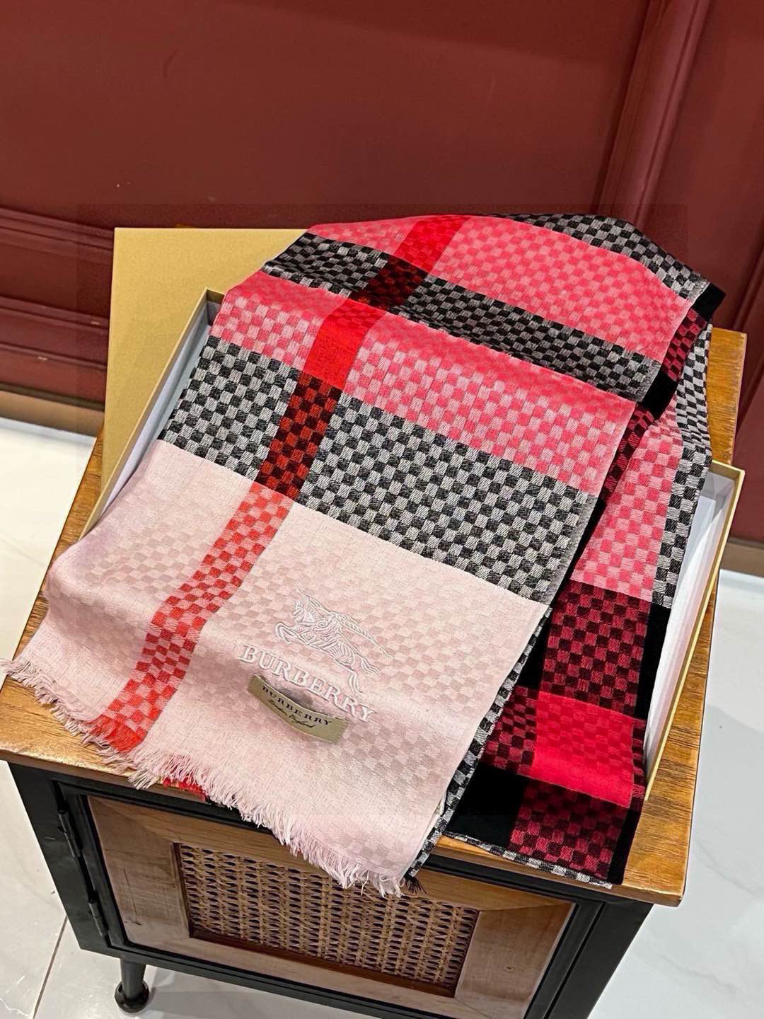    【巴宝莉】...刺绣战马✨进口尼泊尔羊绒顶级刺绣围巾....高尖端产物...绝对令人尖叫的品质..