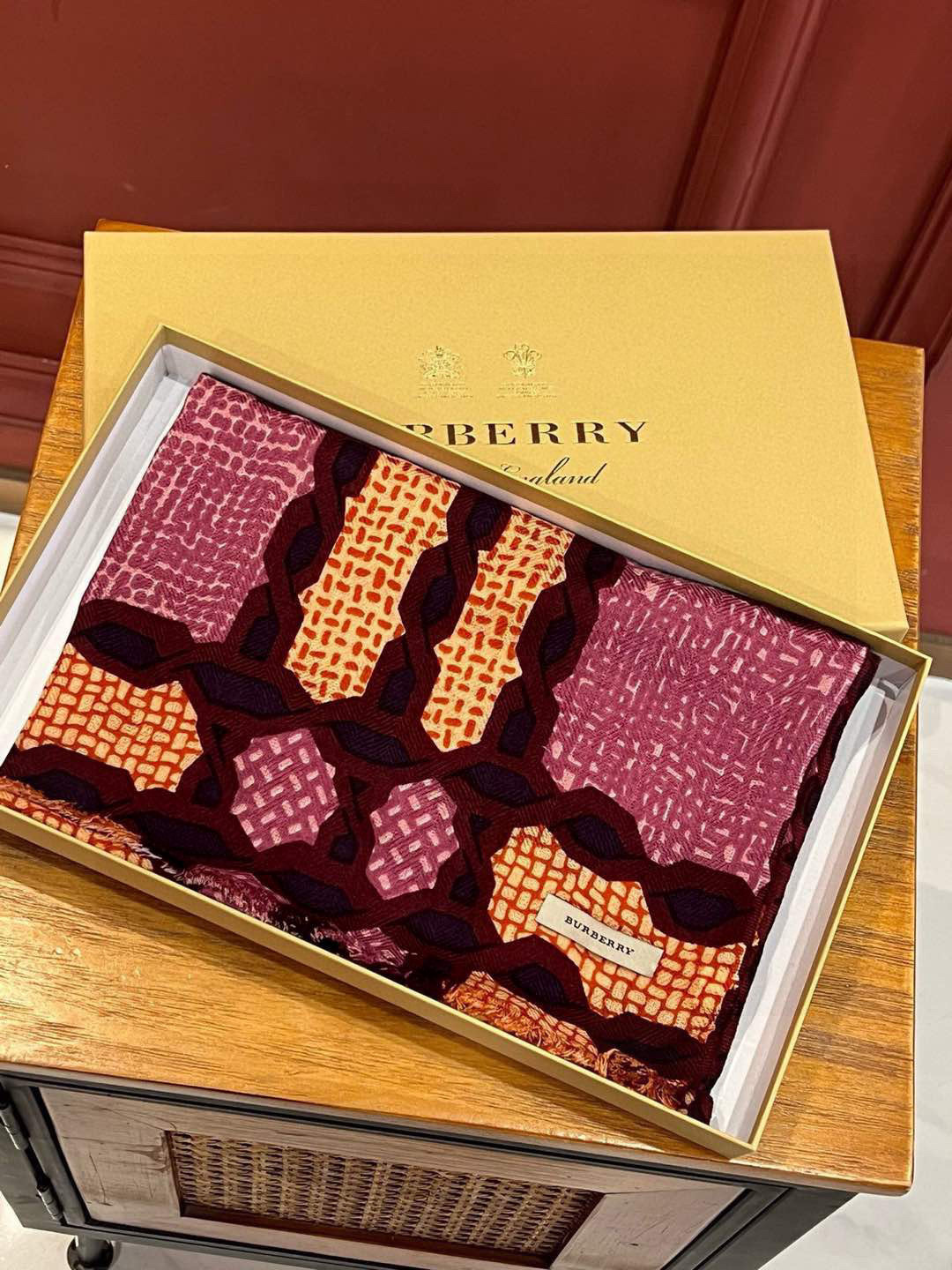   重点推荐‼️‼️ 巴宝莉法国🇫🇷专柜新货  精美绣标 👍👍优雅文静的小格 给人更秀气，精致的感觉  