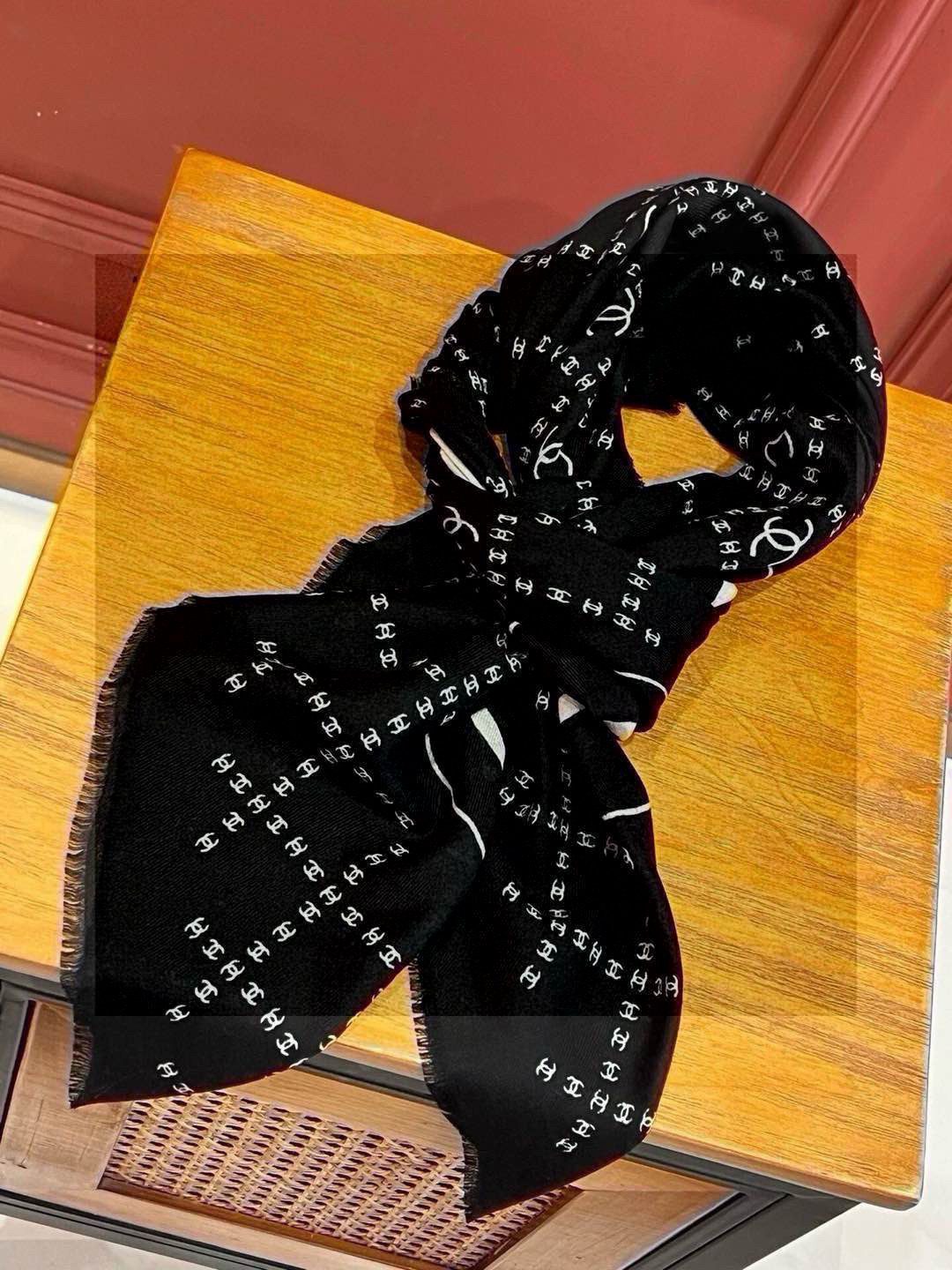  新款💖💖💃🏻💃🏻小香【双C标志网格方巾140】须边羊绒方巾‼️抢‼️VIP推荐 ‼️👍下手一定要快【高