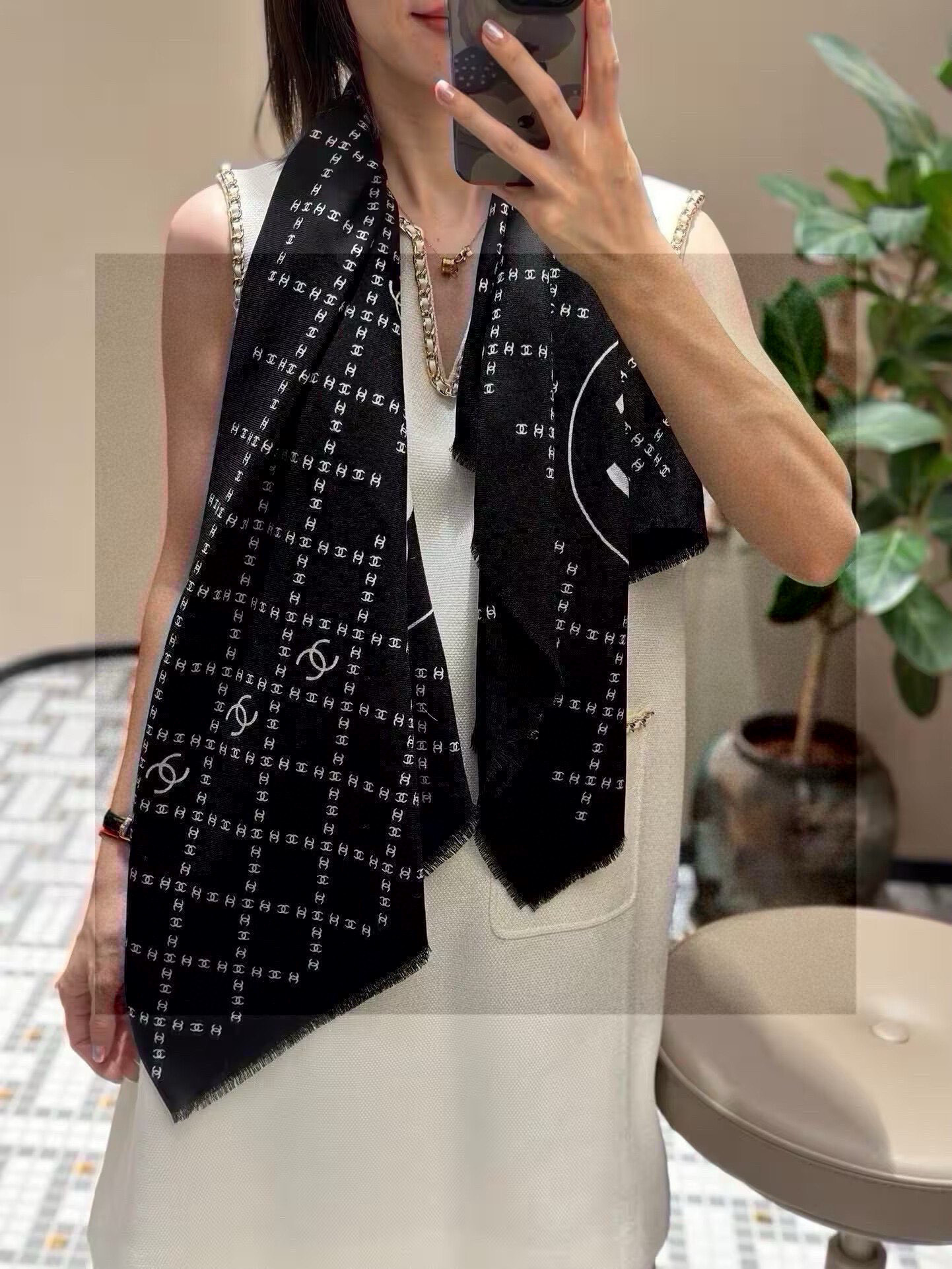  新款💖💖💃🏻💃🏻小香【双C标志网格方巾140】须边羊绒方巾‼️抢‼️VIP推荐 ‼️👍下手一定要快【高