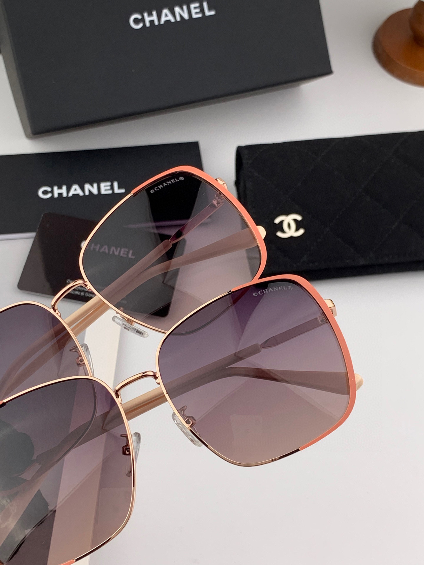 【CHANEL】2025新款 香奈儿 时尚百搭大方框，别致半框设计 大气风格 全新清新配色，街拍气质护目