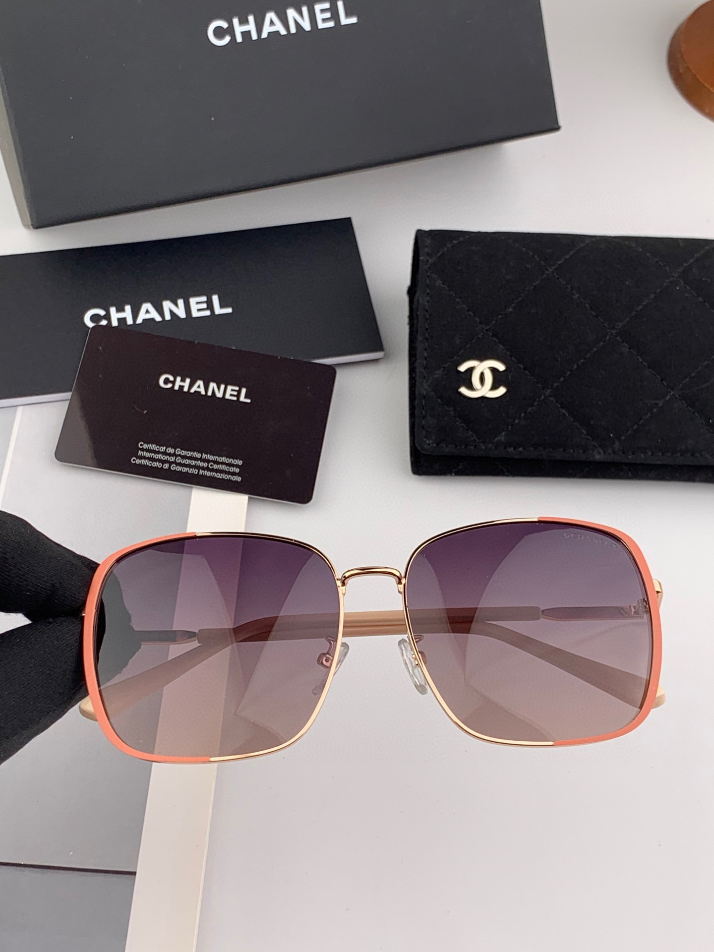 【CHANEL】2025新款 香奈儿 时尚百搭大方框，别致半框设计 大气风格 全新清新配色，街拍气质护目