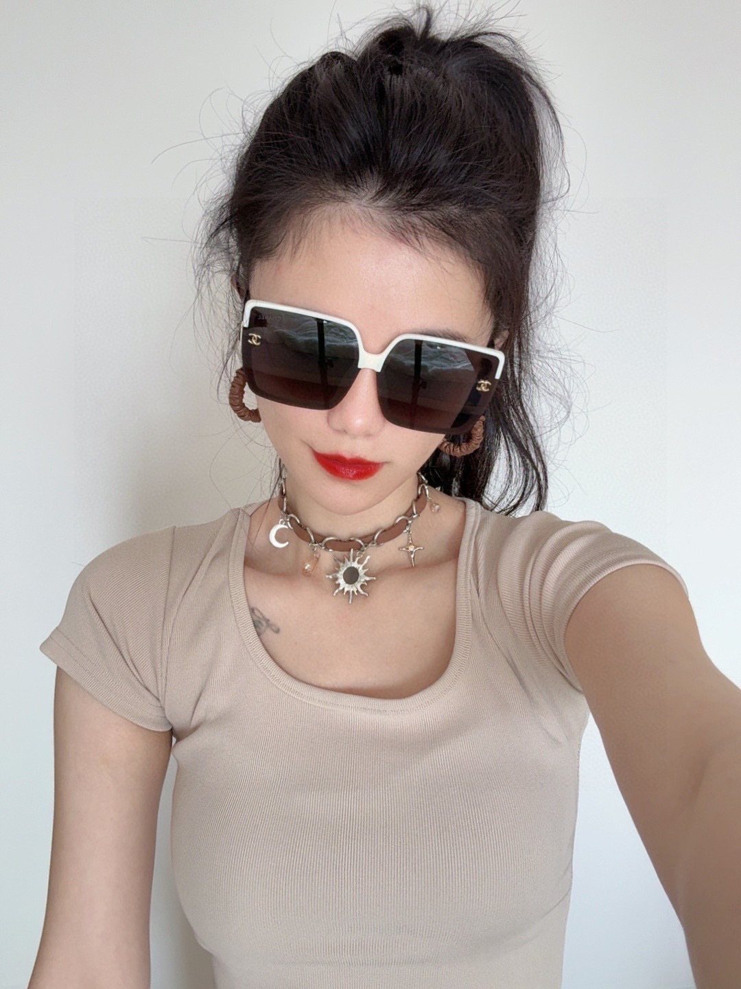    Chanel大框太阳镜墨镜  经典的方框设计，不挑脸型，无论搭配大衣还是连衣裙都非常显气质太阳镜预