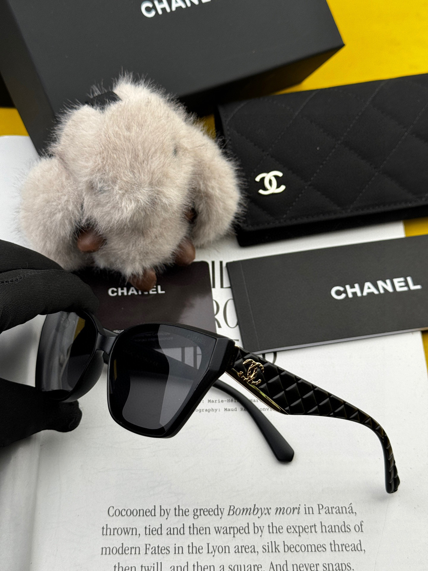    Chanel大框太阳镜墨镜  经典的方框设计，不挑脸型，无论搭配大衣还是连衣裙都非常显气质偏光镜片