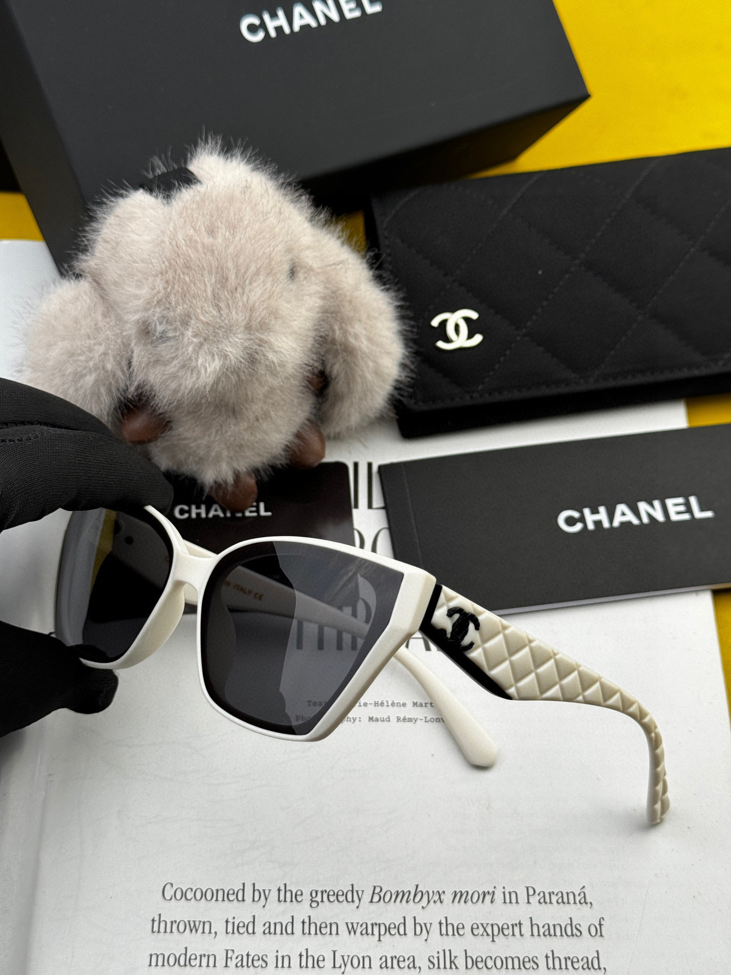    Chanel大框太阳镜墨镜  经典的方框设计，不挑脸型，无论搭配大衣还是连衣裙都非常显气质偏光镜片