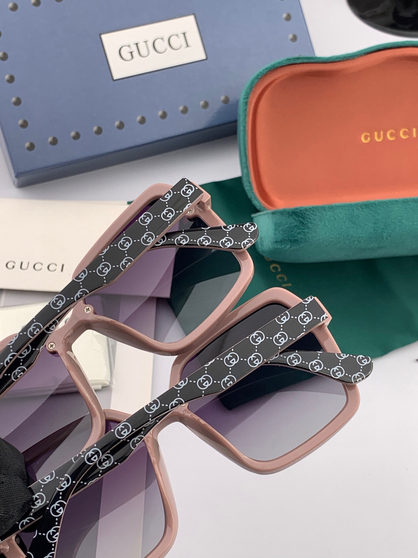   超好看 潮酷【GUCCI】古驰 太阳镜以独特魅力和前卫风格诠释春夏最新眼镜，以方框设计两边经典双小蜜