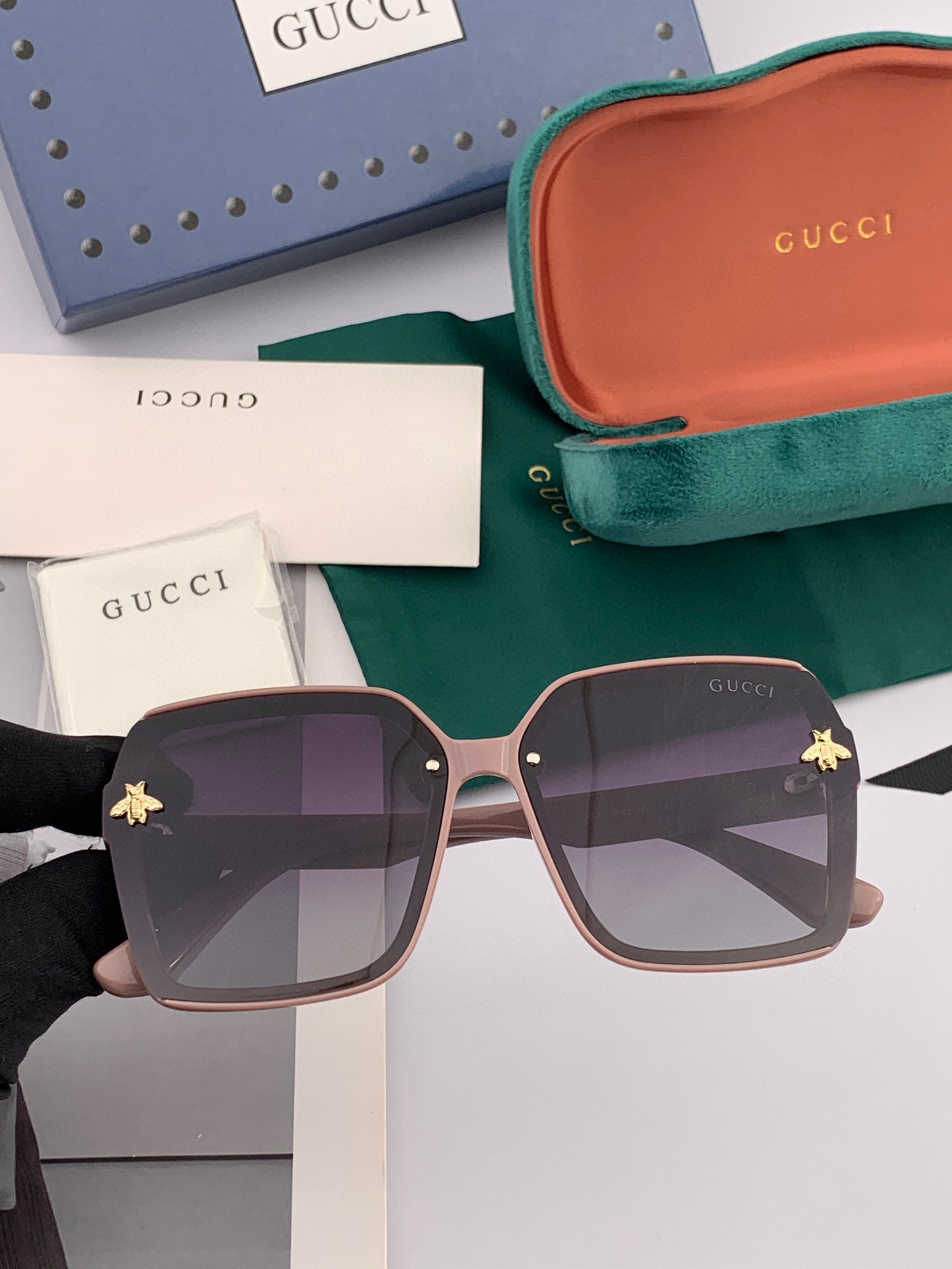   超好看 潮酷【GUCCI】古驰 太阳镜以独特魅力和前卫风格诠释春夏最新眼镜，以方框设计两边经典双小蜜