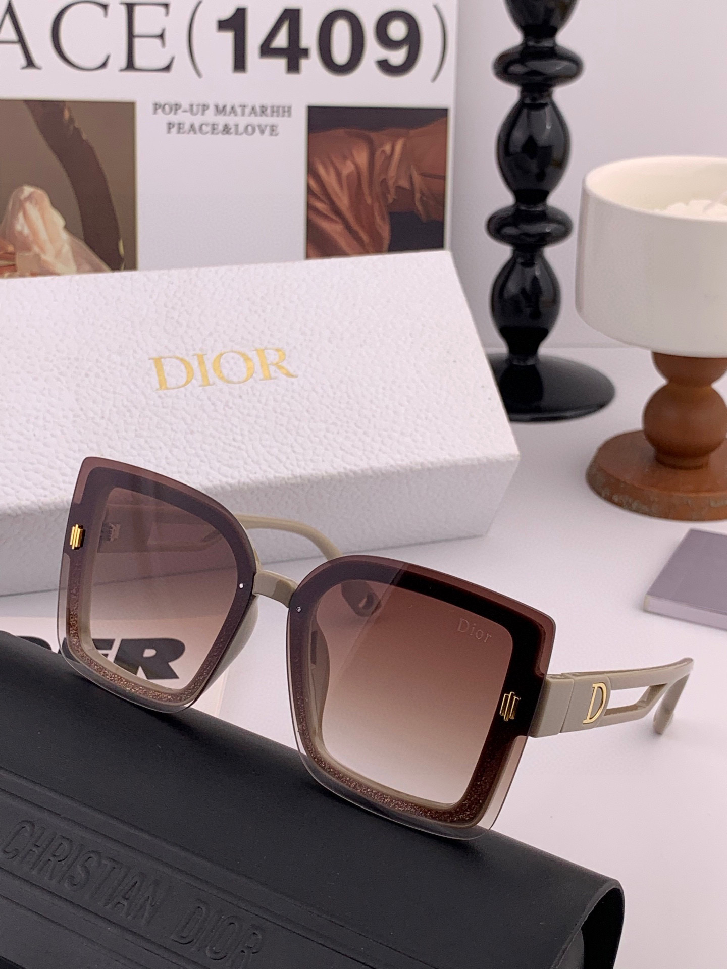   DIOR 2025开春新款 方框太阳镜 各路网红纷纷带起气场满分‼️ 俏皮甜美.上脸效果更佳.金属质