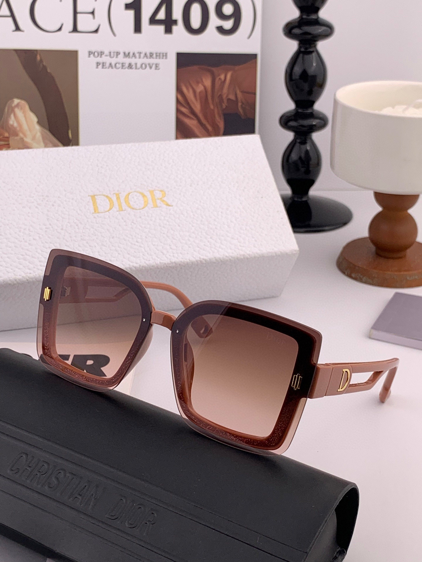   DIOR 2025开春新款 方框太阳镜 各路网红纷纷带起气场满分‼️ 俏皮甜美.上脸效果更佳.金属质