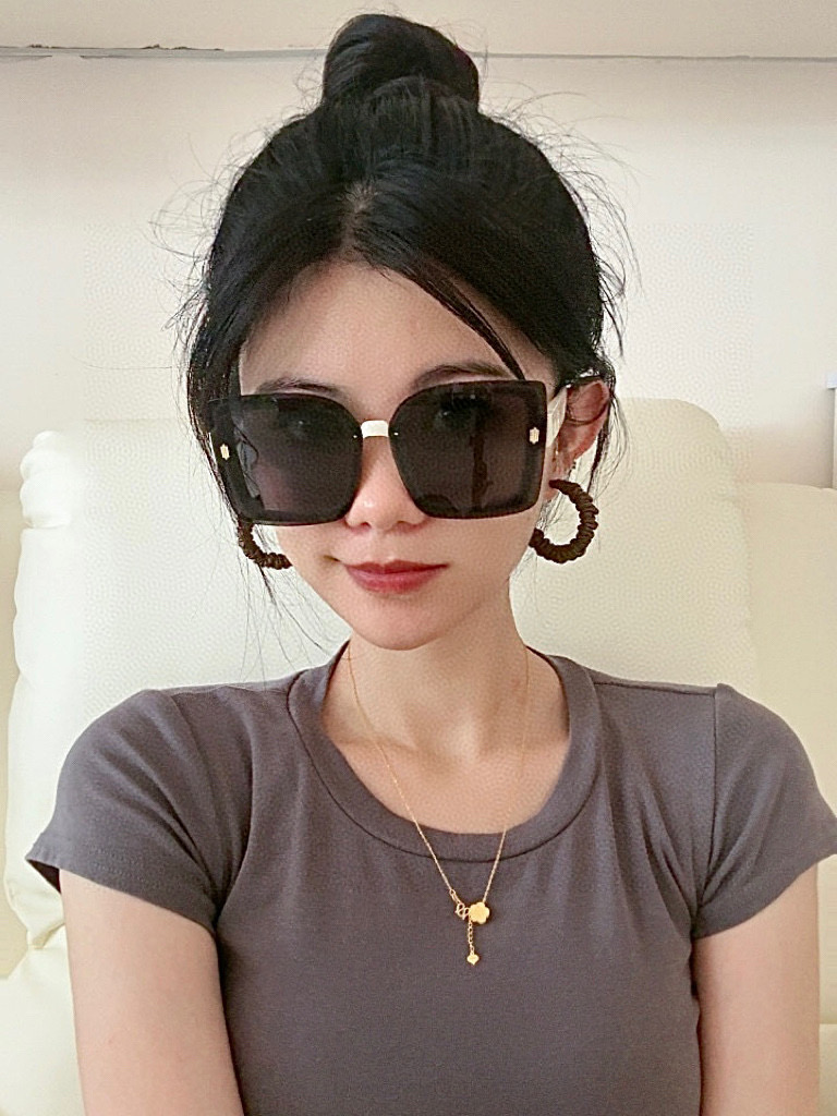   DIOR 2025开春新款 方框太阳镜 各路网红纷纷带起气场满分‼️ 俏皮甜美.上脸效果更佳.金属质