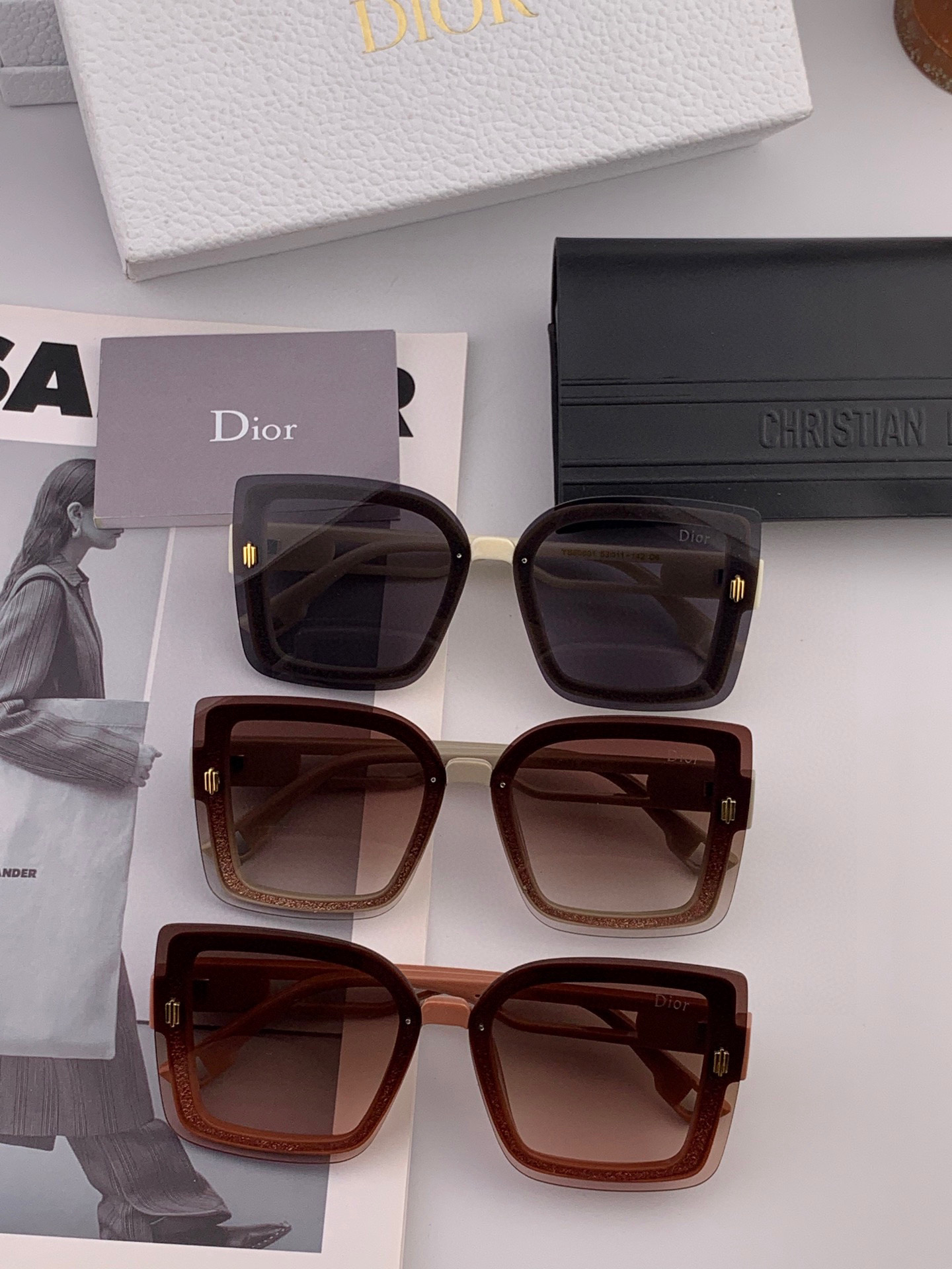   DIOR 2025开春新款 方框太阳镜 各路网红纷纷带起气场满分‼️ 俏皮甜美.上脸效果更佳.金属质