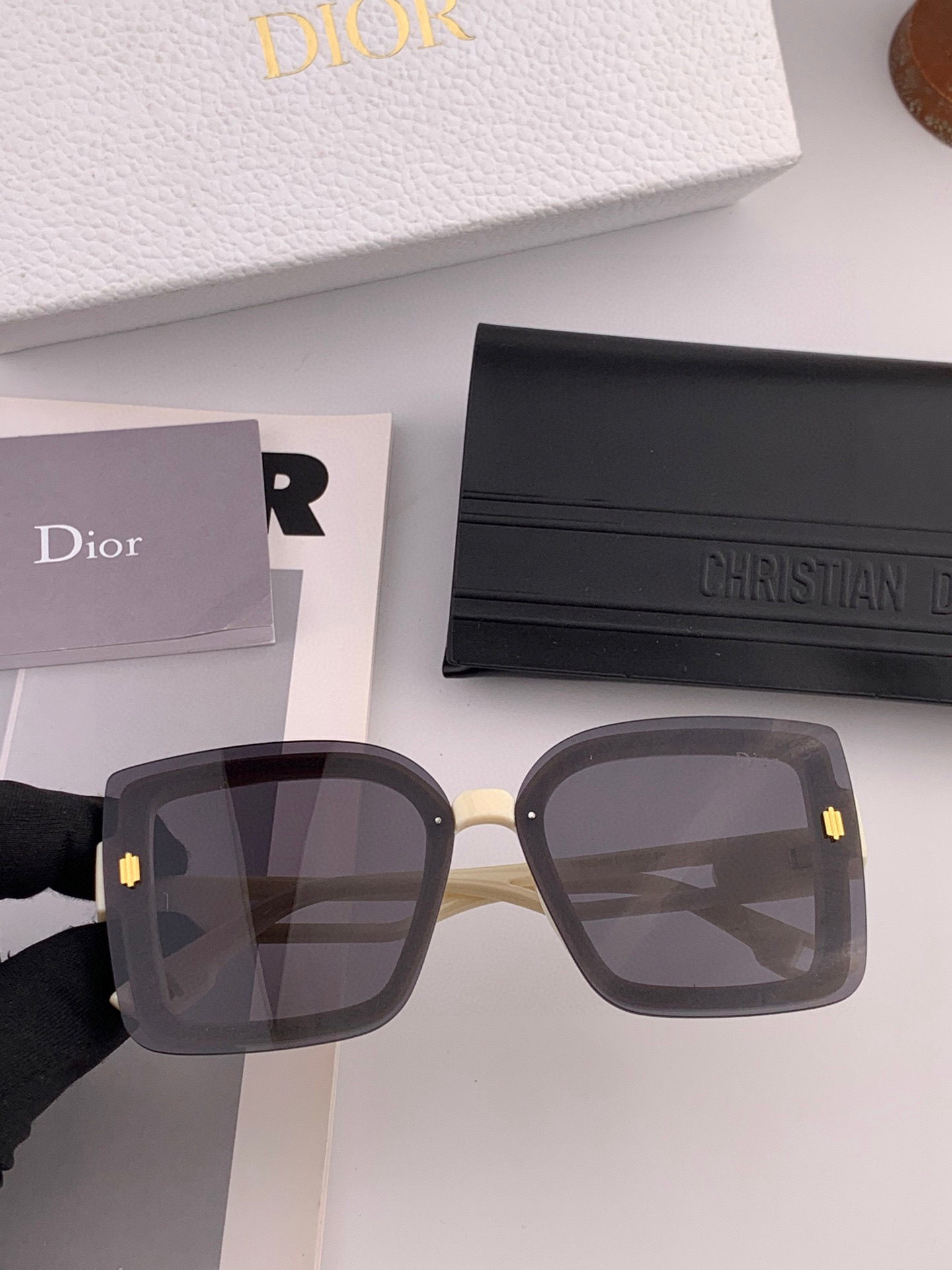   DIOR 2025开春新款 方框太阳镜 各路网红纷纷带起气场满分‼️ 俏皮甜美.上脸效果更佳.金属质