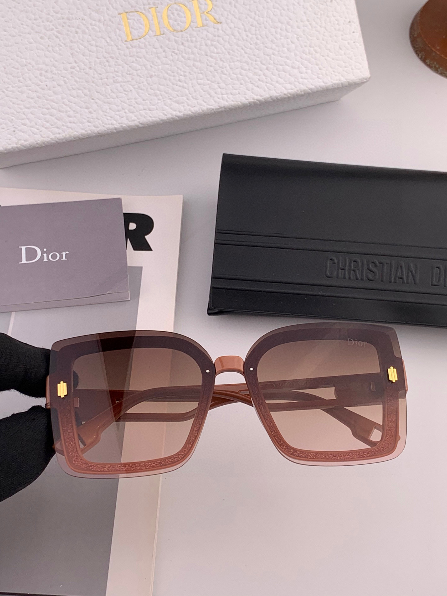   DIOR 2025开春新款 方框太阳镜 各路网红纷纷带起气场满分‼️ 俏皮甜美.上脸效果更佳.金属质