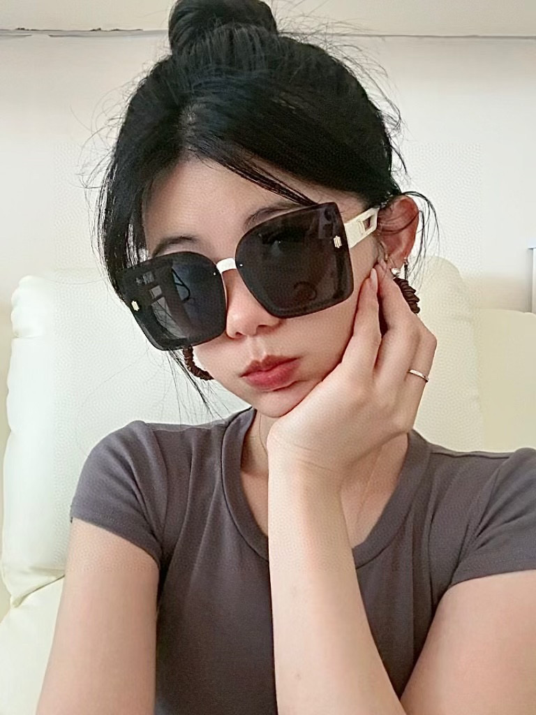   DIOR 2025开春新款 方框太阳镜 各路网红纷纷带起气场满分‼️ 俏皮甜美.上脸效果更佳.金属质